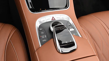 Mercedes-AMG S 63 Cabriolet 2016 - centre console