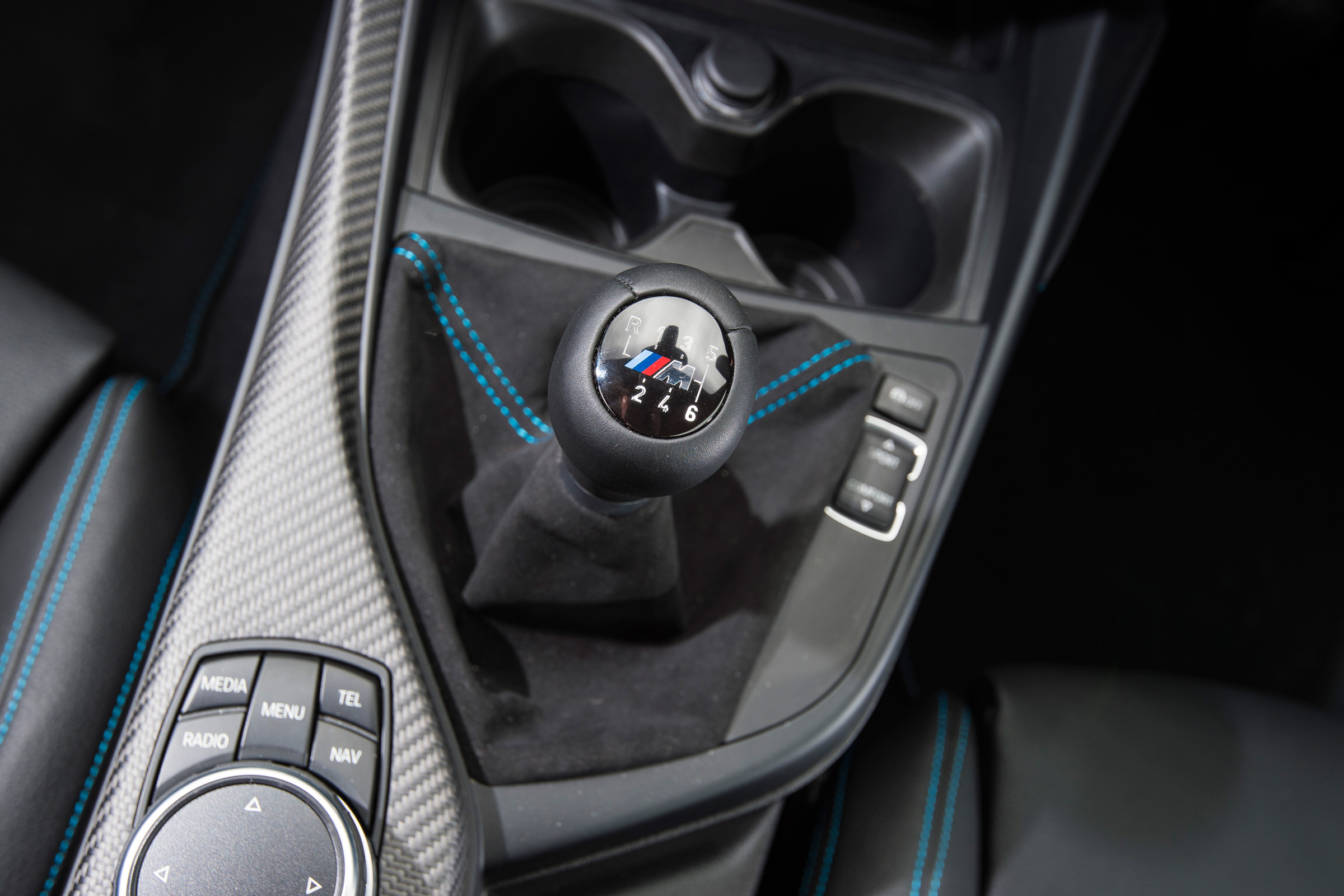 New BMW M2 Coupe UK - gearlever