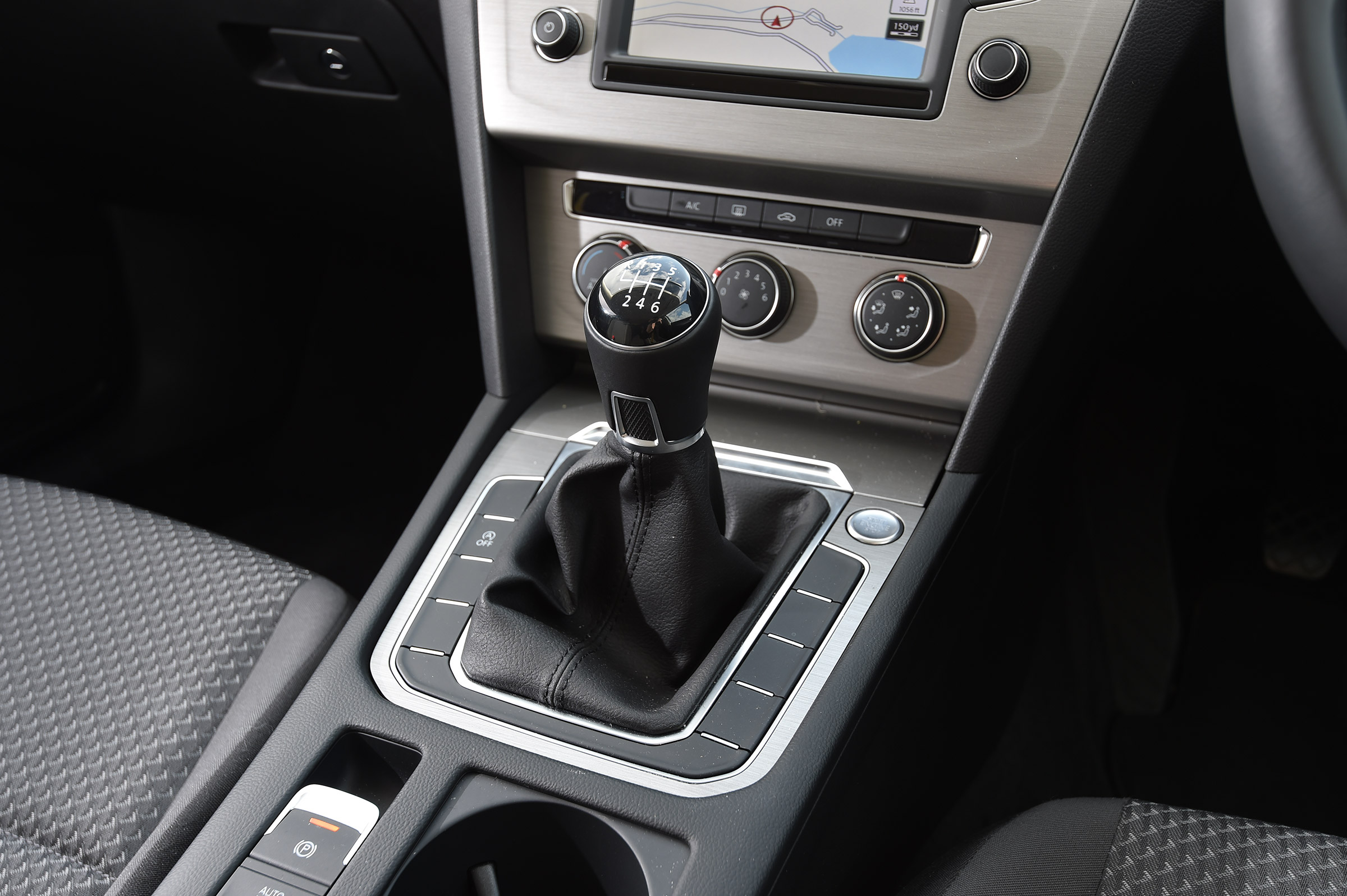 Volkswagen Passat - centre console