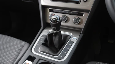 Volkswagen Passat - centre console