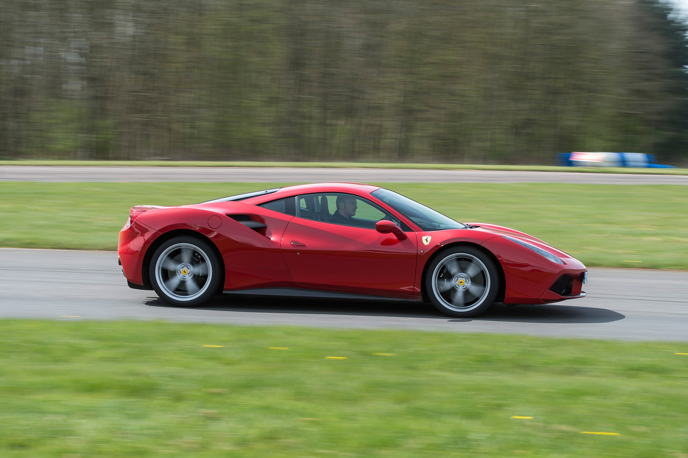 Ferrari 488 GTB 2016 - side