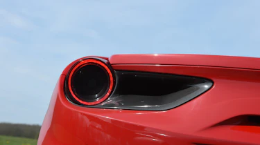 Ferrari 488 GTB 2016 - rear light