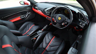 Ferrari 488 GTB 2016 - interior
