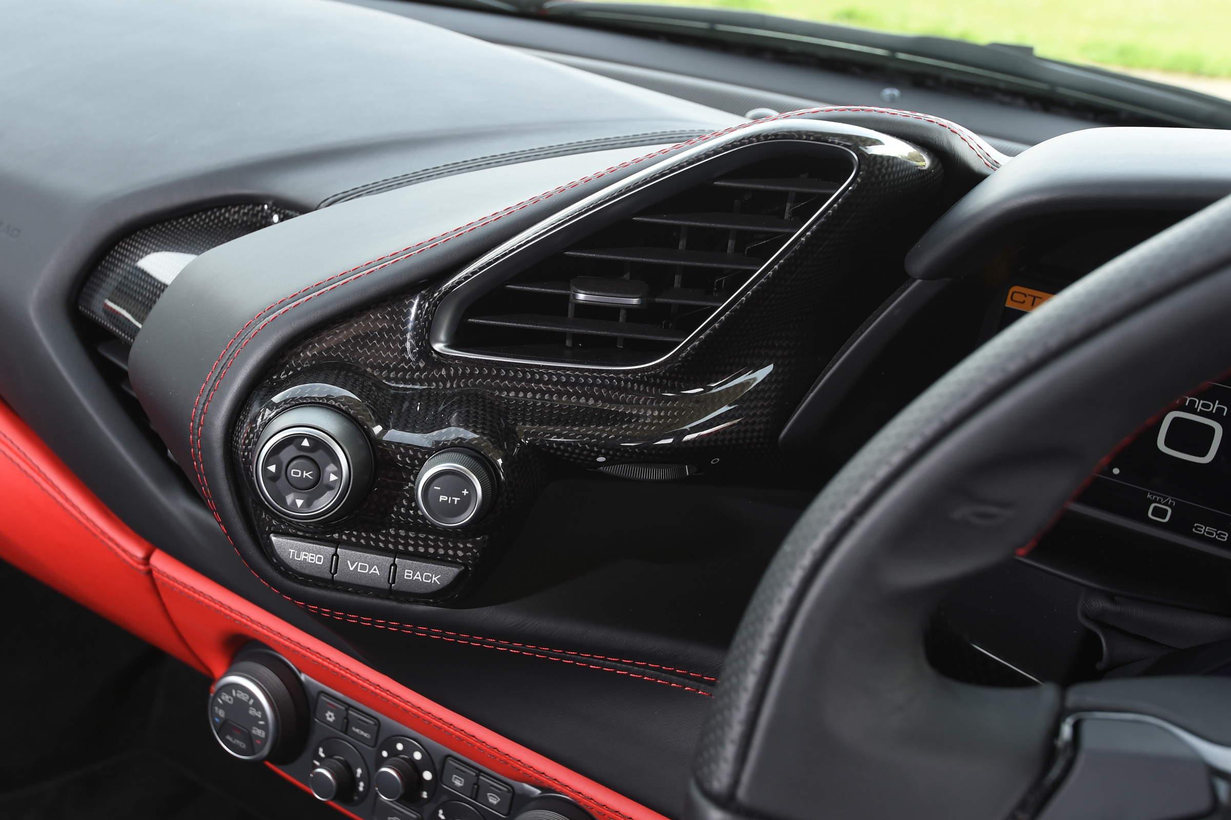 Ferrari 488 GTB 2016 - central vent