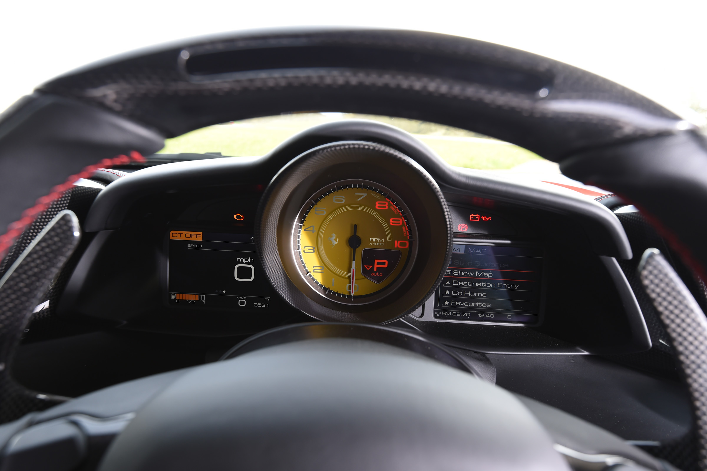 Ferrari 488 GTB 2016 - instruments