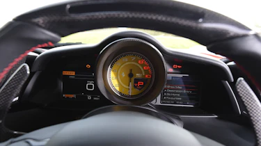 Ferrari 488 GTB 2016 - instruments