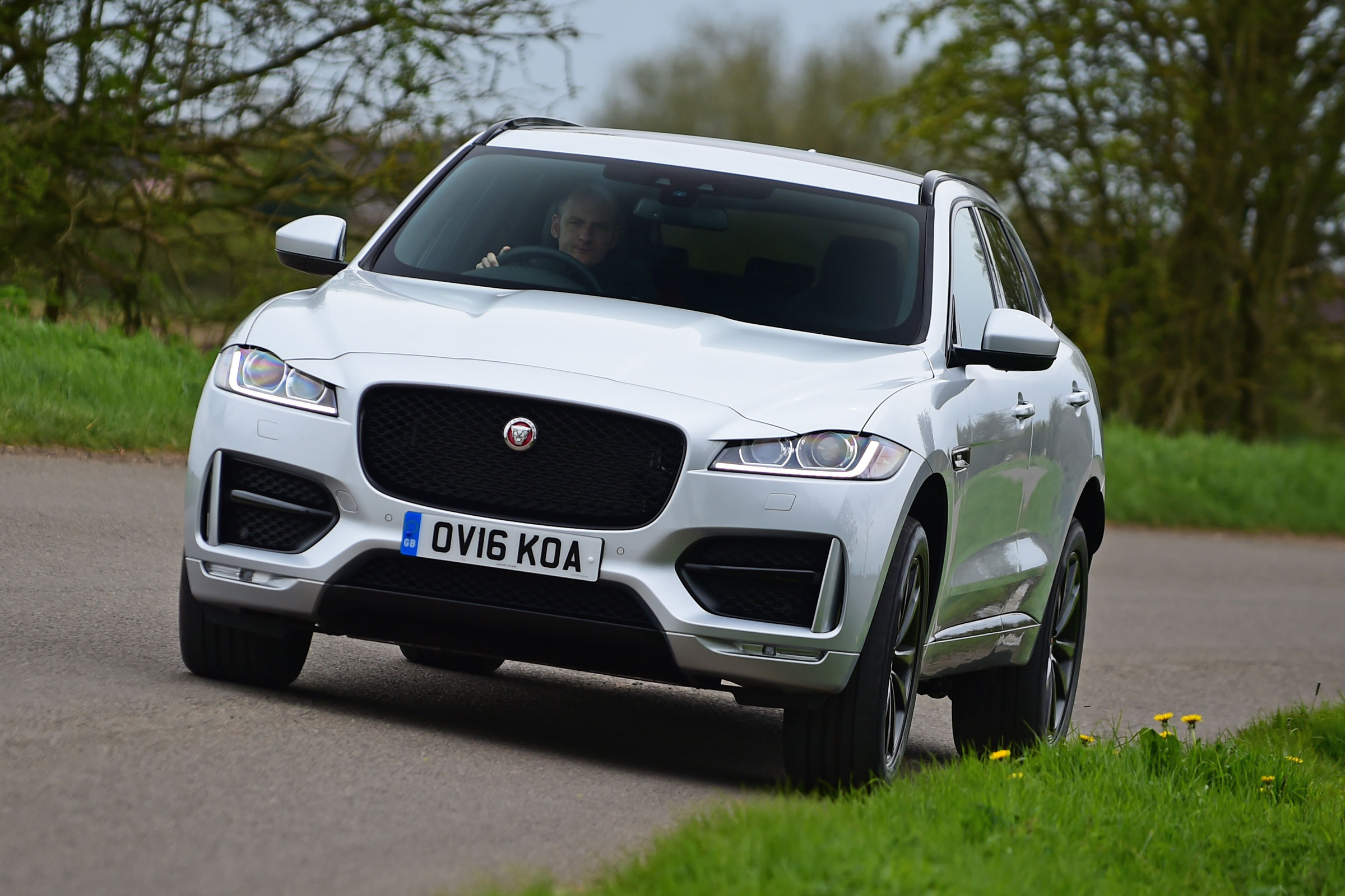 Jaguar F-Pace 2.0d R-Sport - cornering