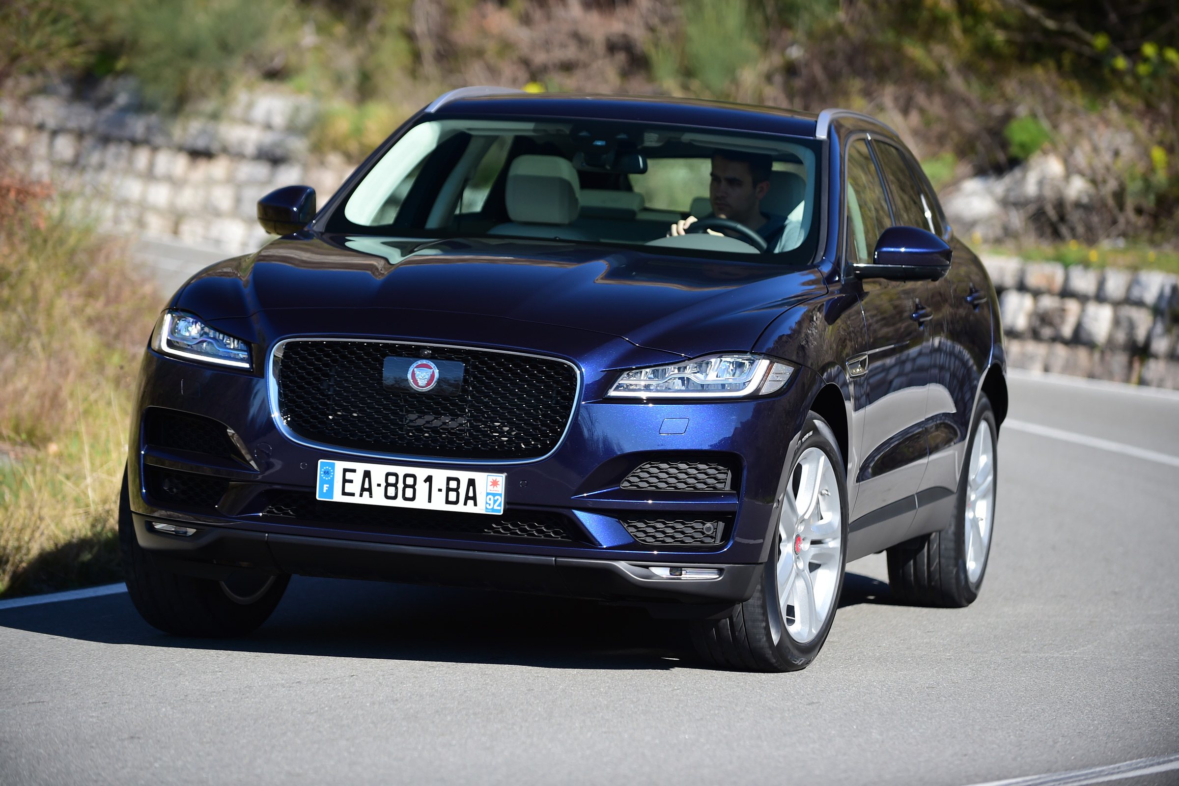 Jaguar F-Pace 3.0d 2016 - front cornering