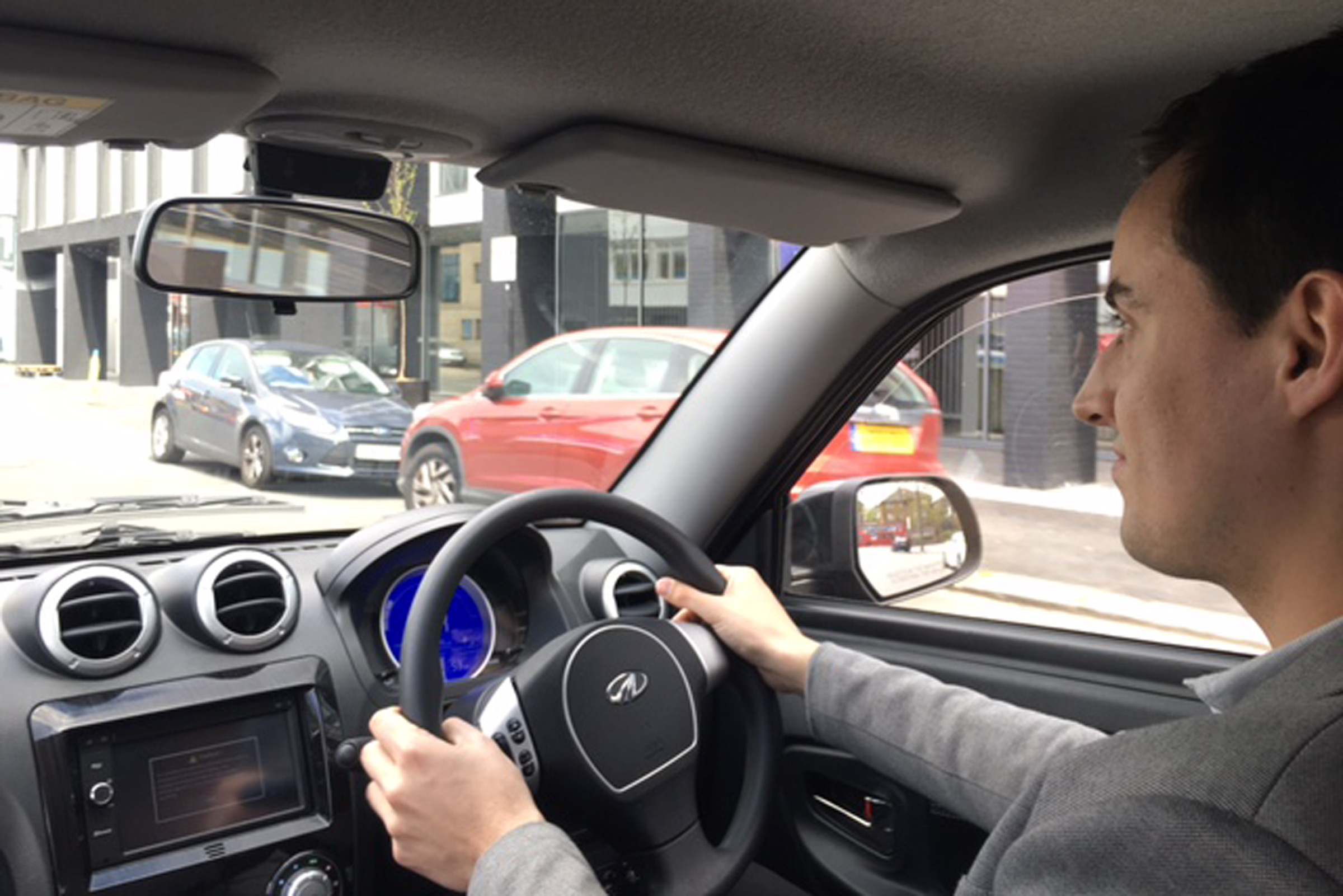 Mahindra e2o - Lawrence driving