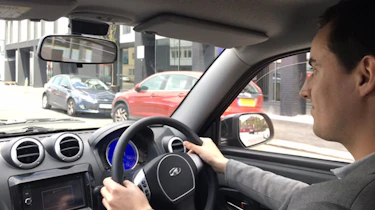 Mahindra e2o - Lawrence driving