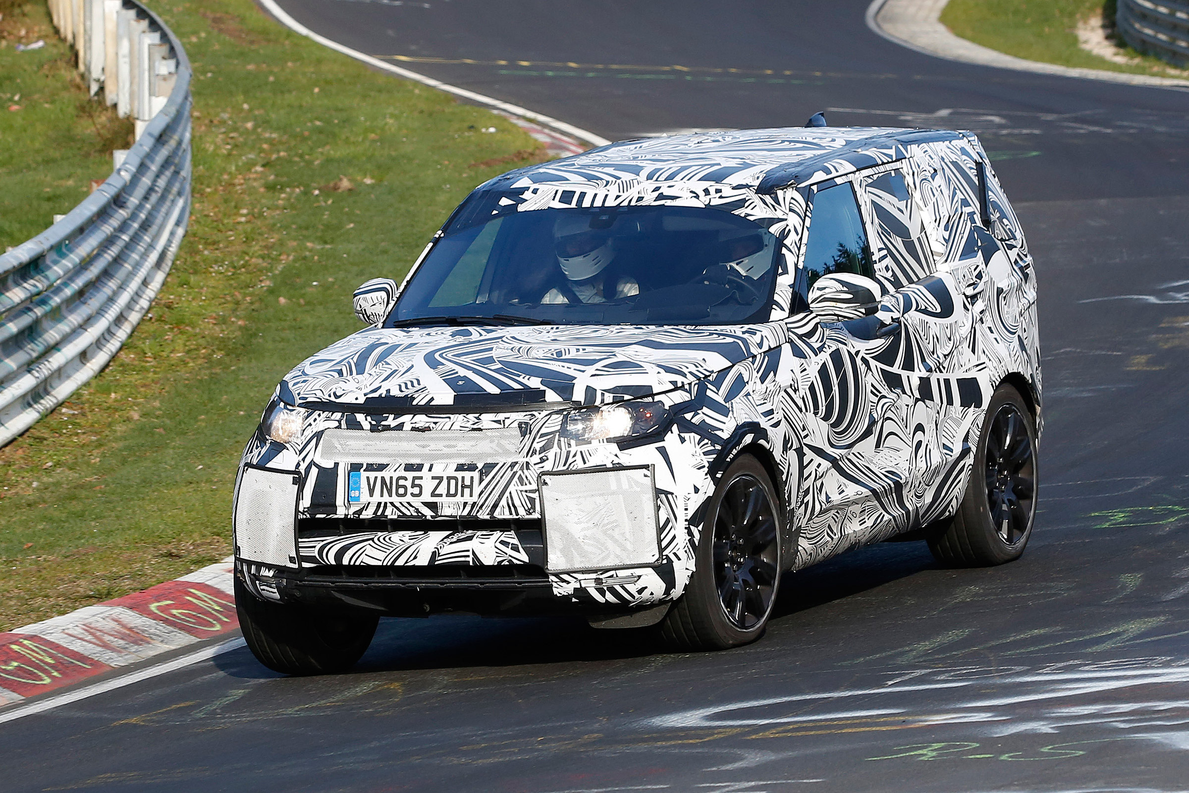 2017 Land Rover Discovery 'Ring front side