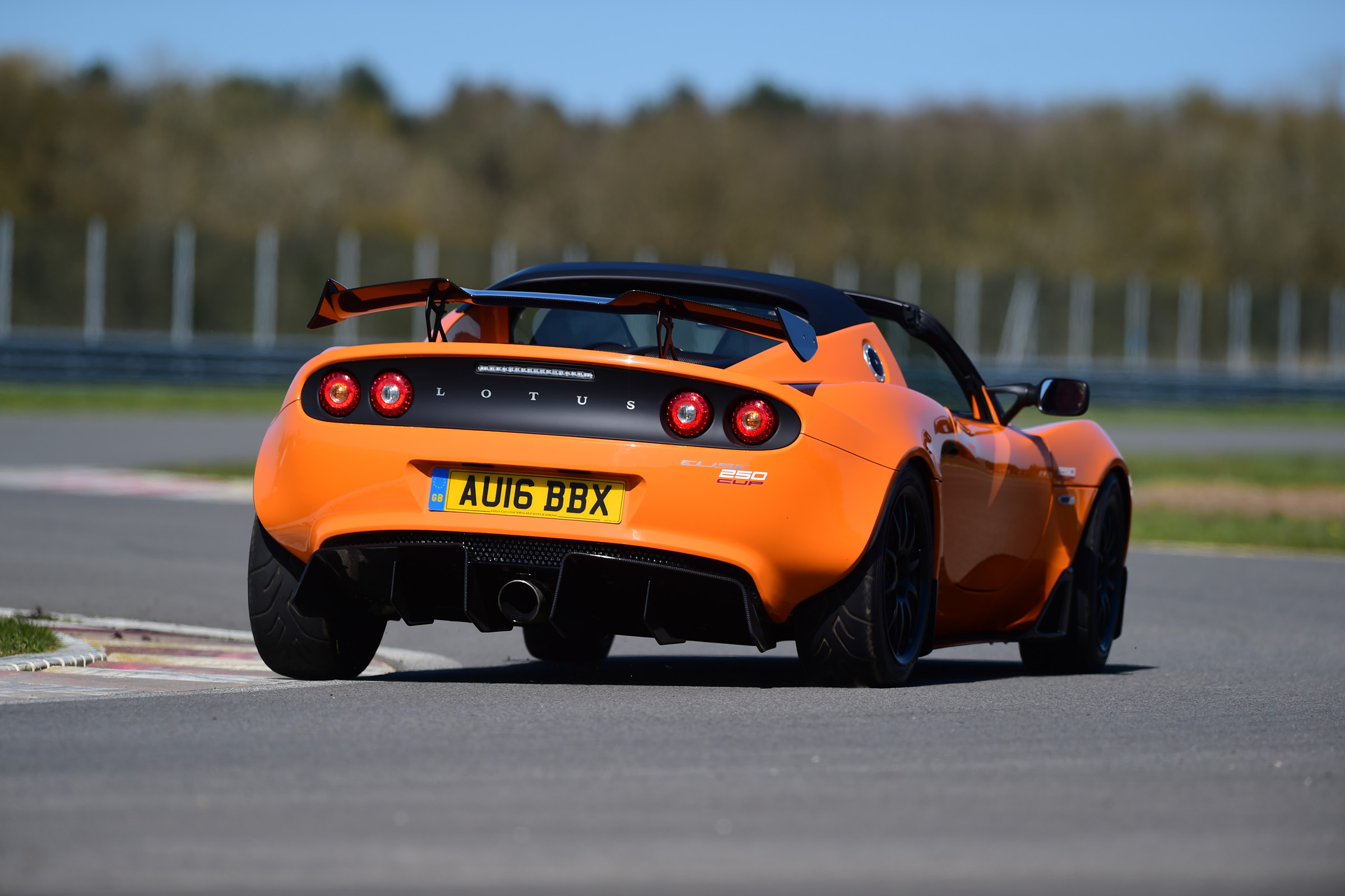 Lotus Elise Cup 250 - rear cornering