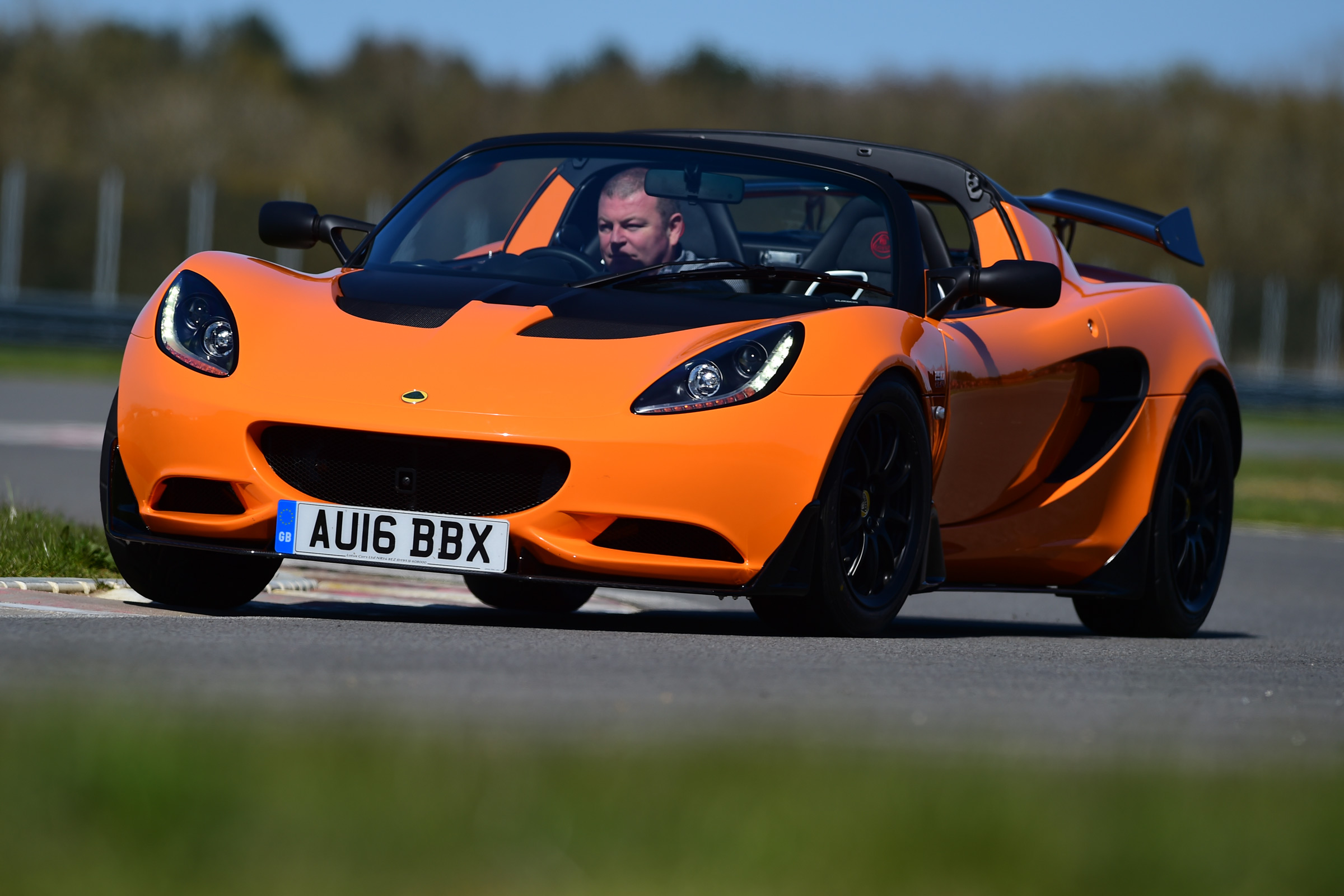 Lotus Elise Cup 250 - front cornering