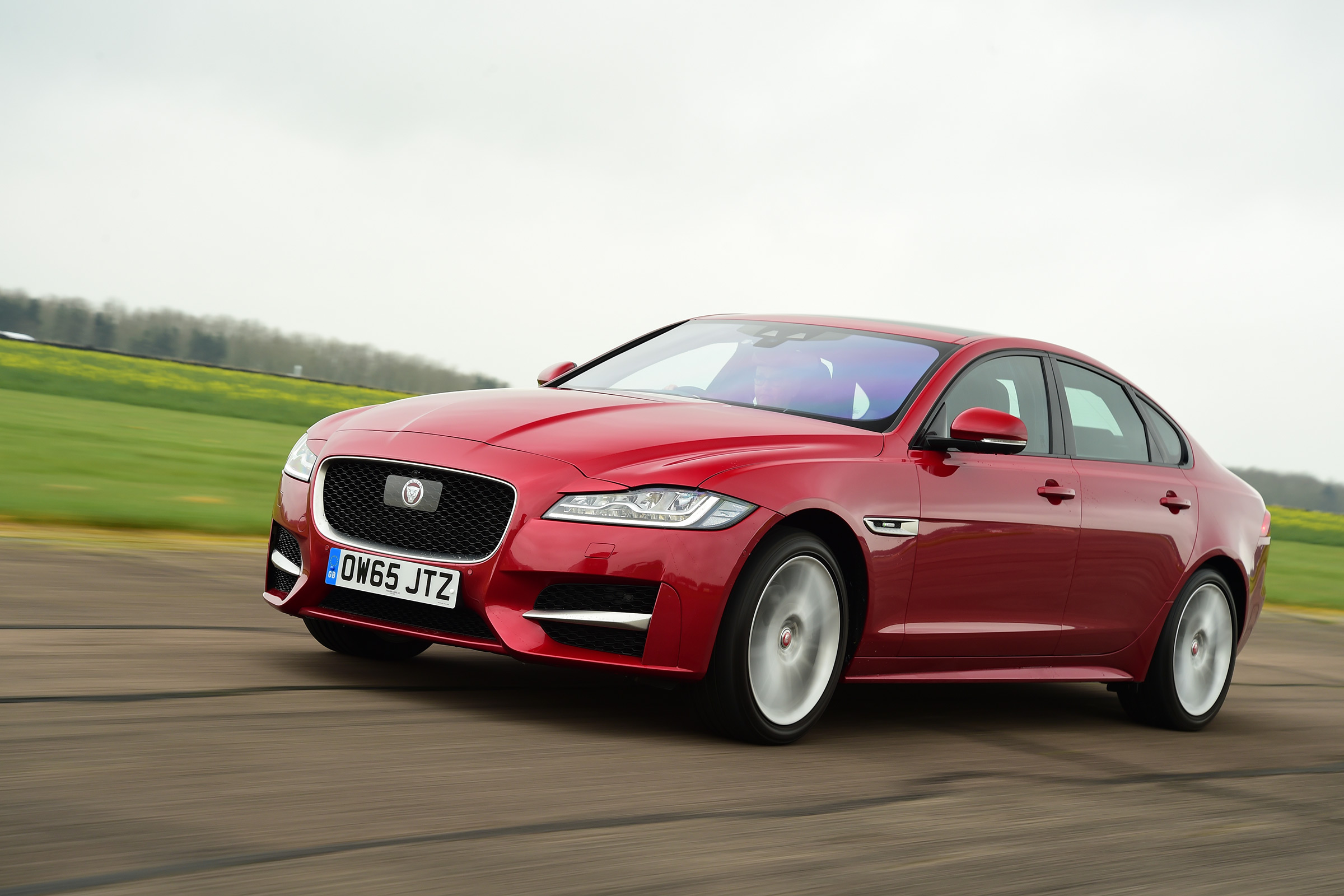 Jaguar XF 2016 - front tracking