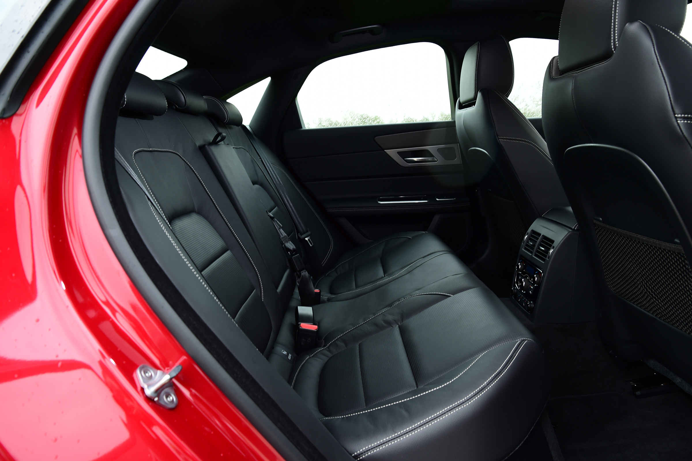 Jaguar XF 2016 - rear seats