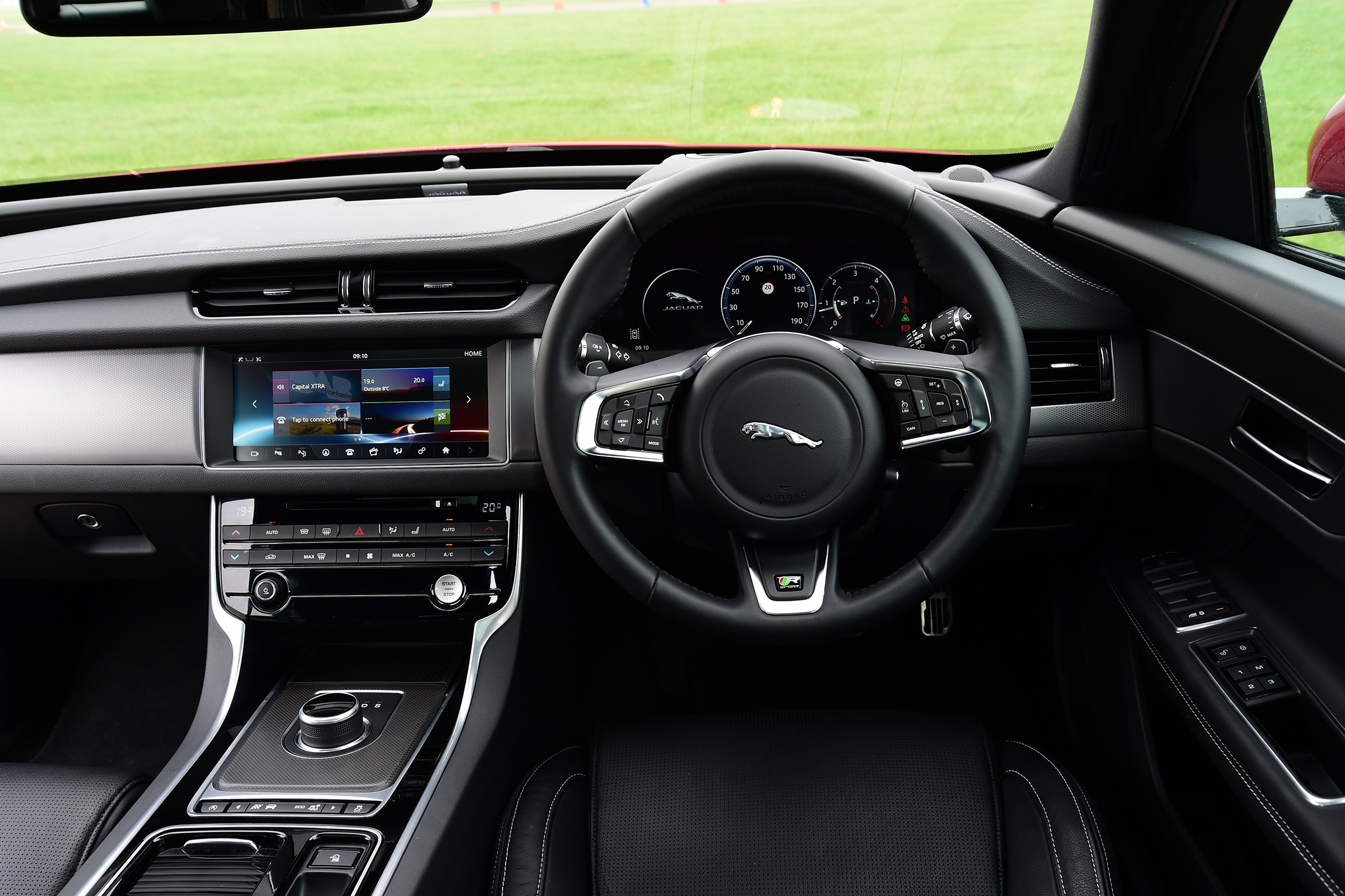 Jaguar XF 2016 - interior