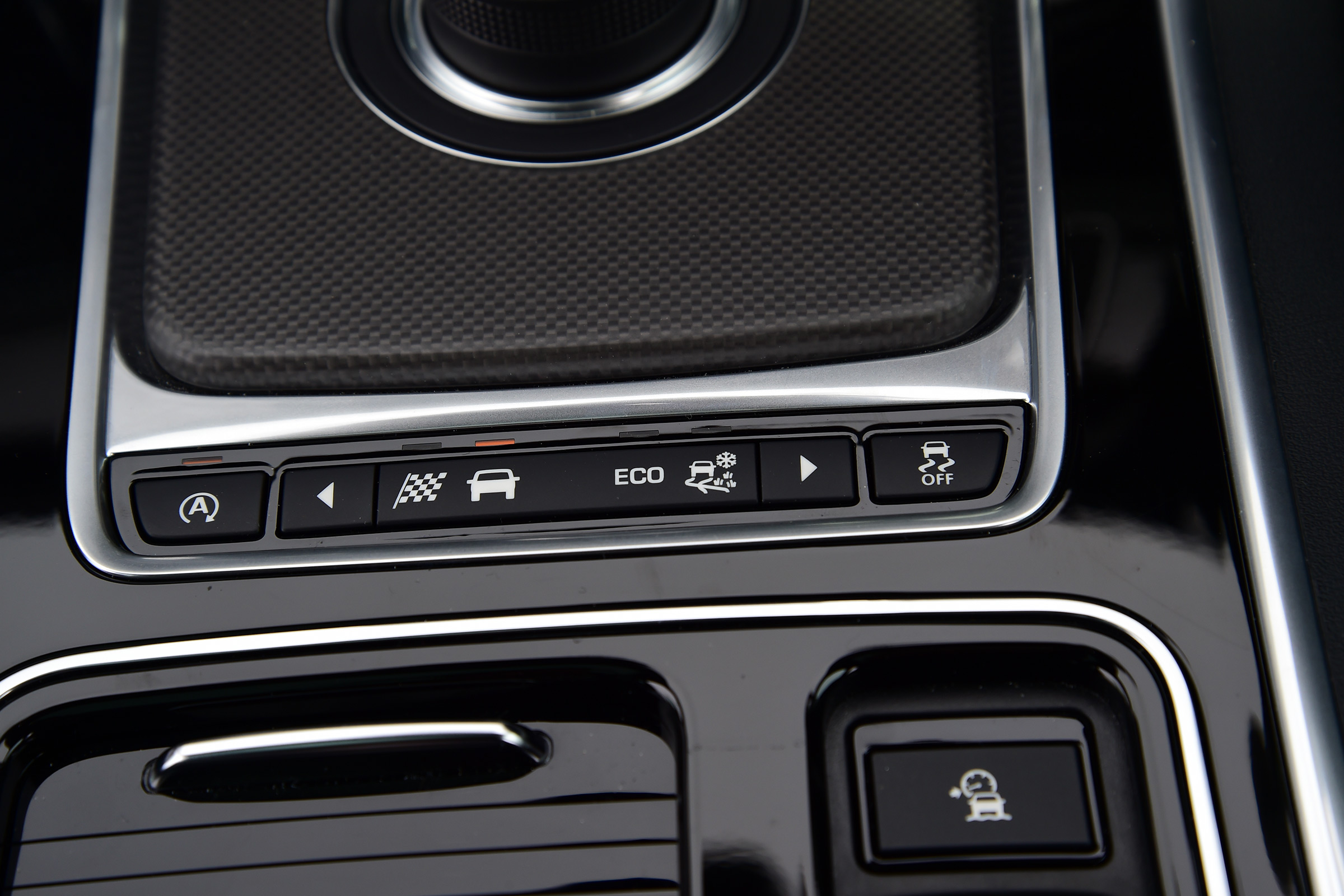 Jaguar XF 2016 - centre console 2