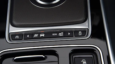 Jaguar XF 2016 - centre console 2