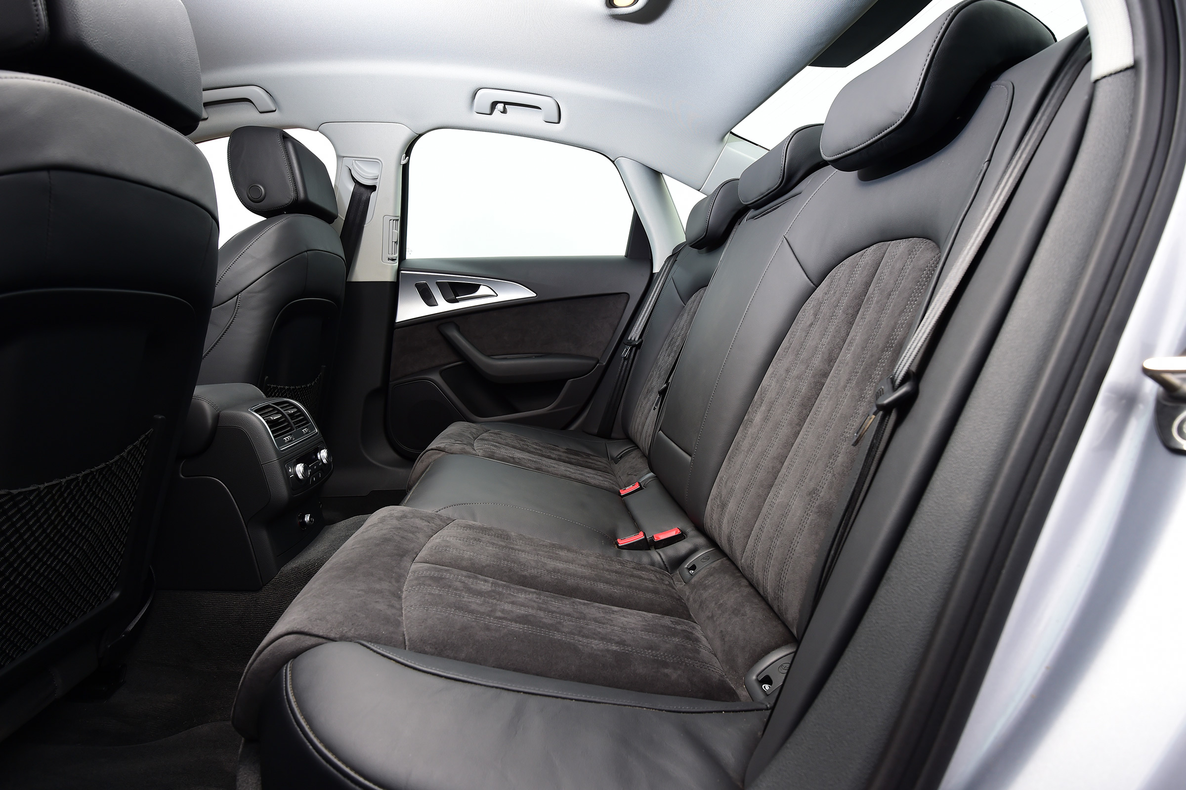 Audi A6 2016 - rear seats