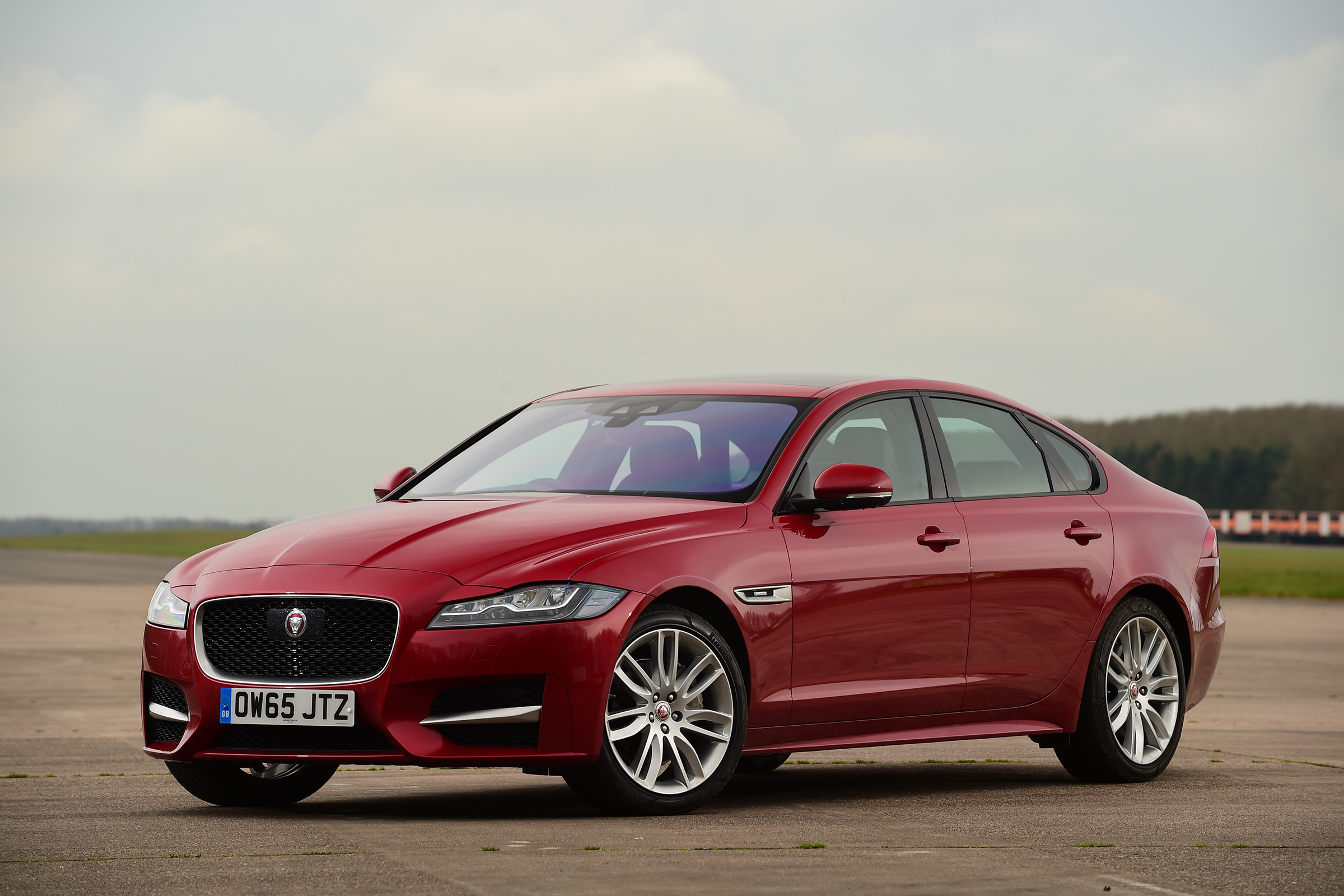 Jaguar XF 2016 - front quarter