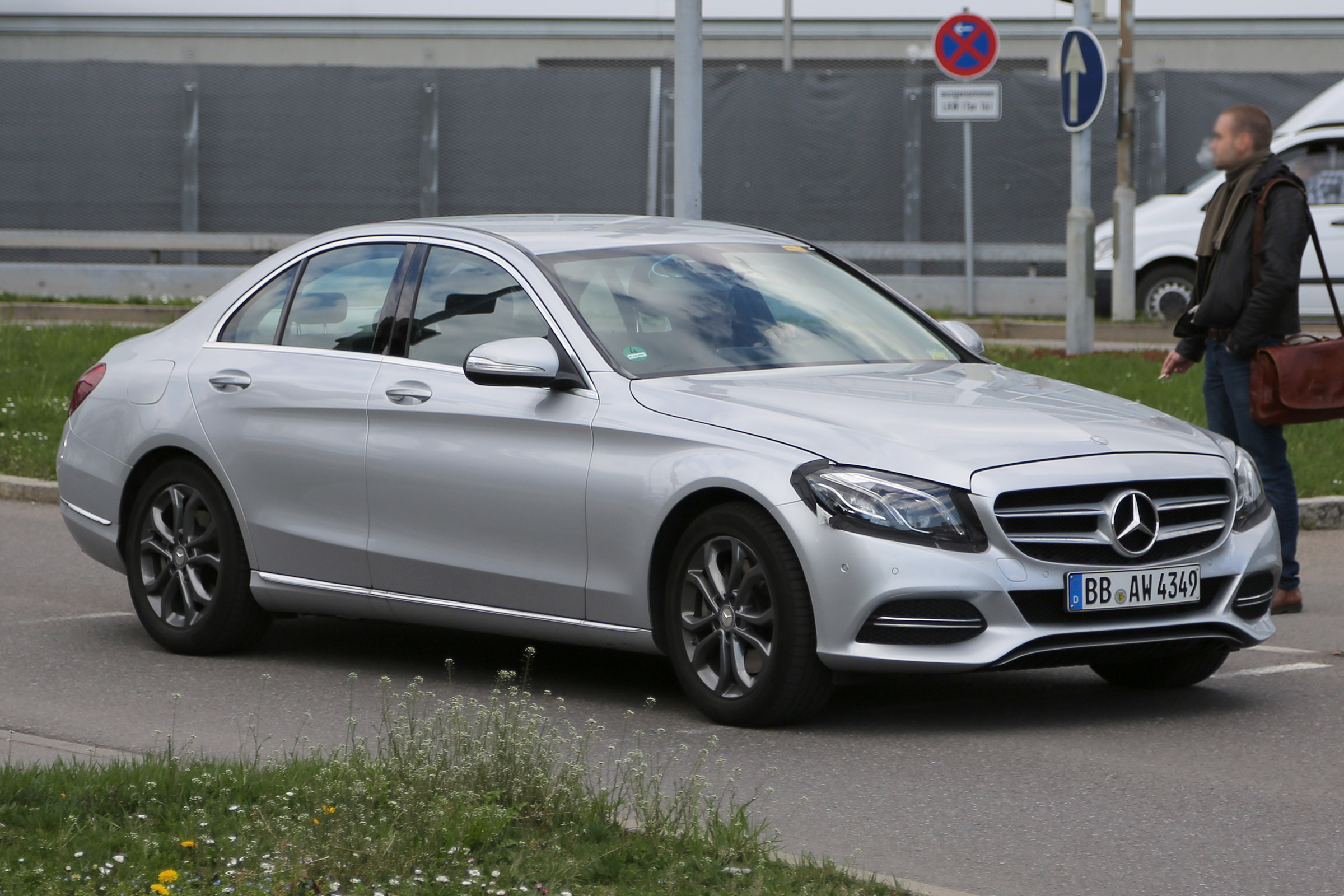 Mercedes C-Class facelift 2016 spied 1