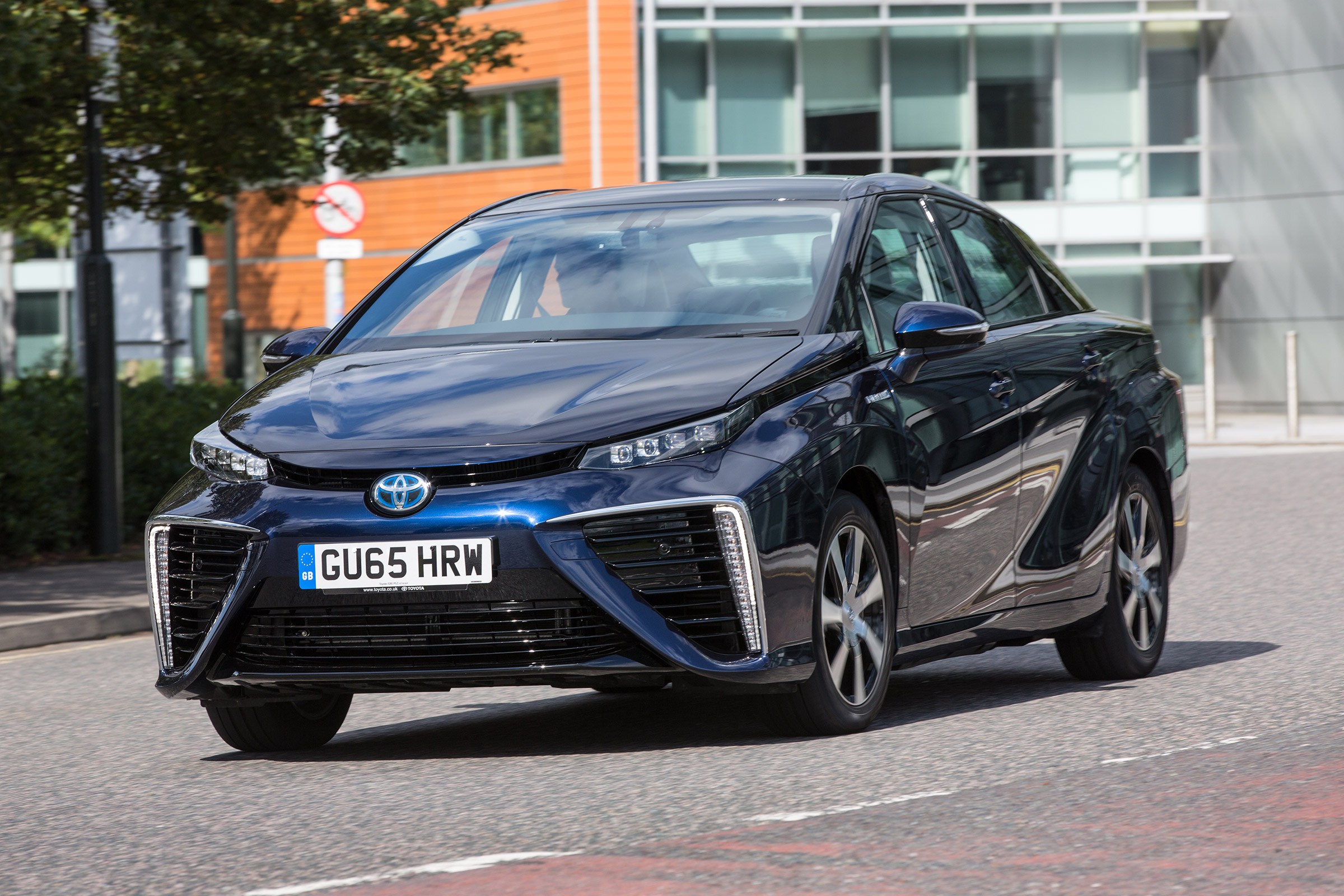 Toyota Mirai - front action