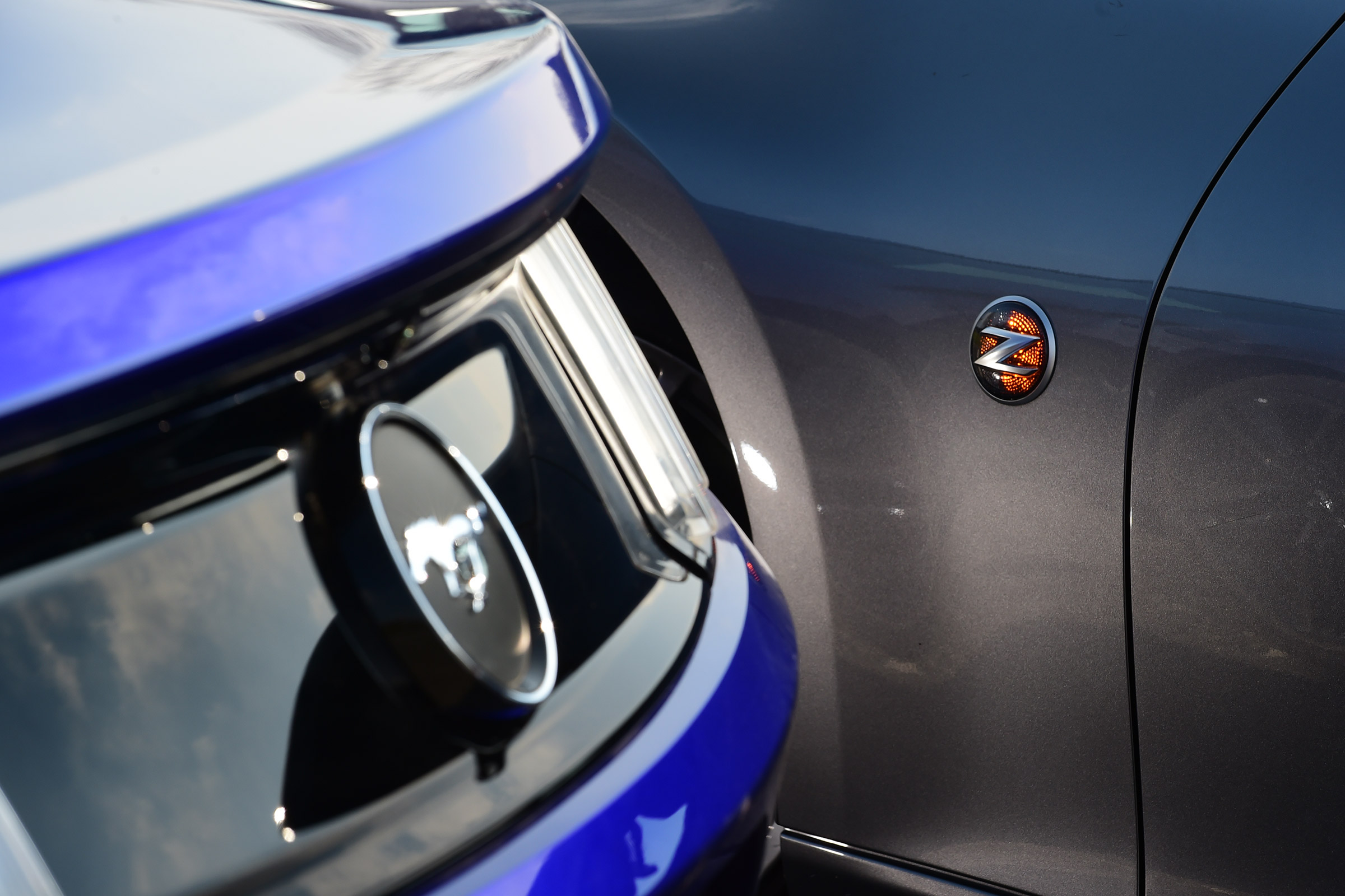 Ford Mustang vs Nissan 370Z - badges