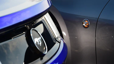 Ford Mustang vs Nissan 370Z - badges