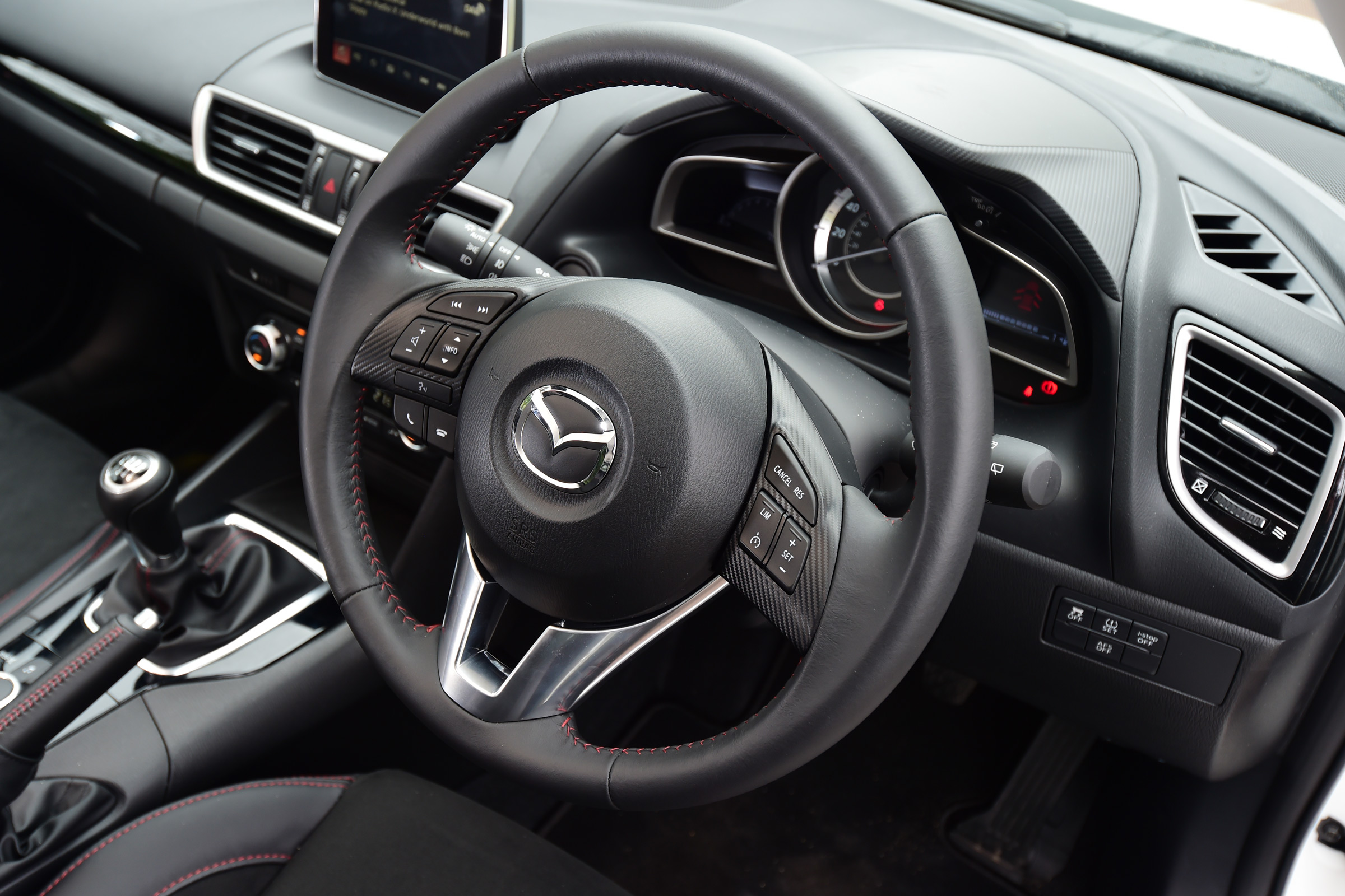 Mazda 3 Sport Black - steering wheel