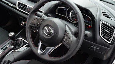 Mazda 3 Sport Black - steering wheel
