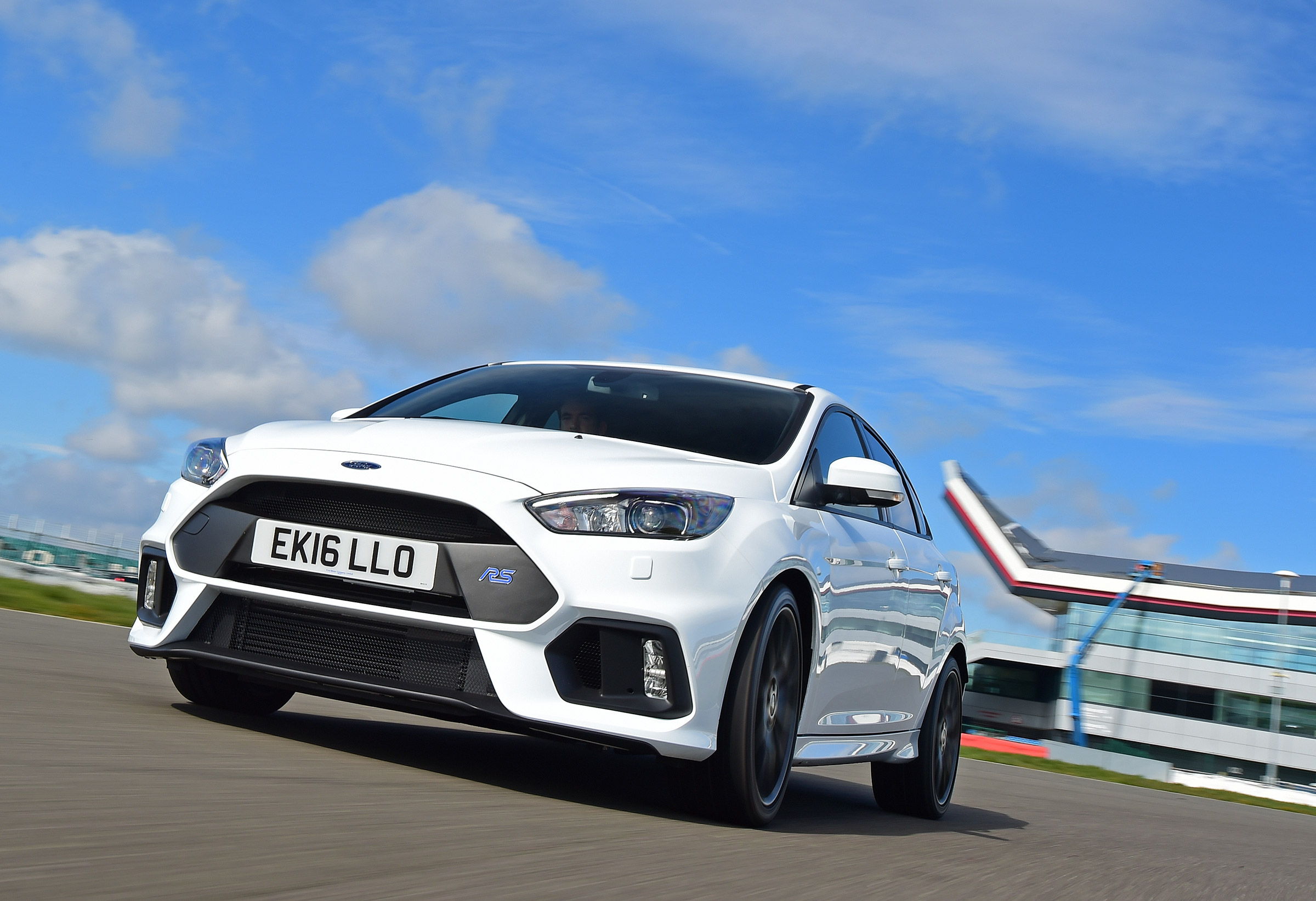 Ford Focus RS first UK drive - front tracking