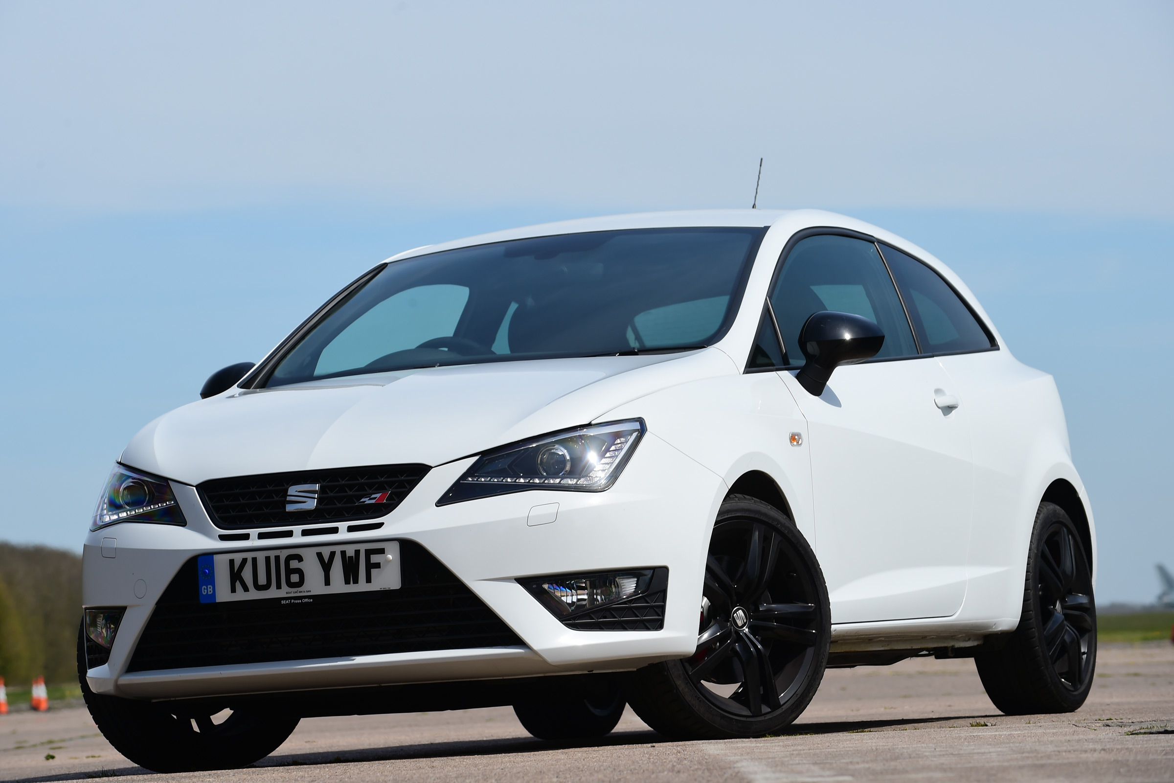 SEAT Ibiza Cupra 2016 - front quarter