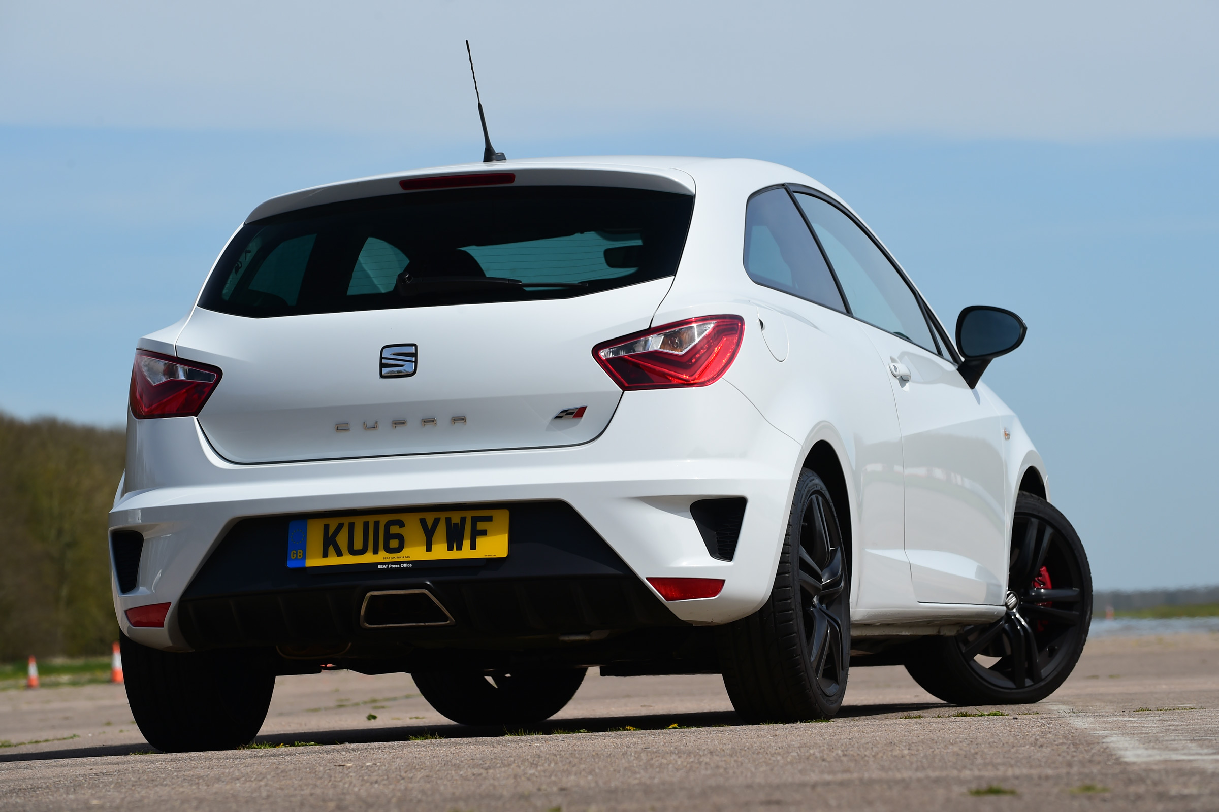 SEAT Ibiza Cupra 2016 - rear quarter