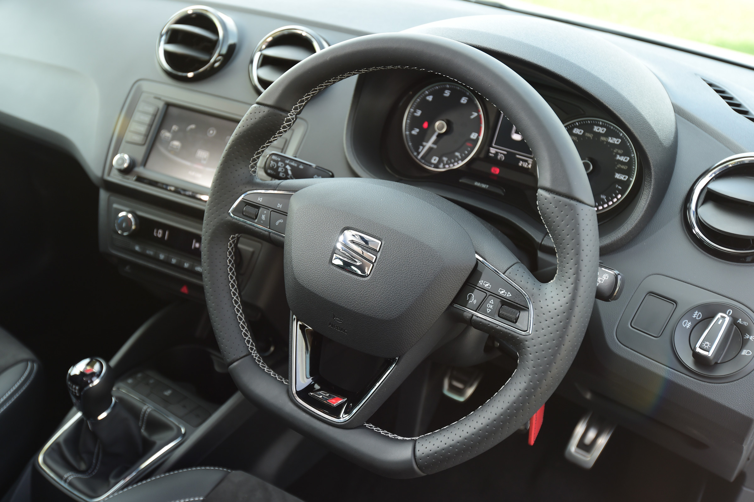 SEAT Ibiza Cupra 2016 - interior 2