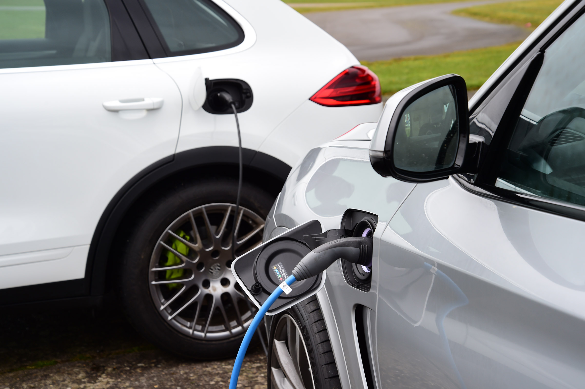 BMW X5 vs Porsche Cayenne - charging