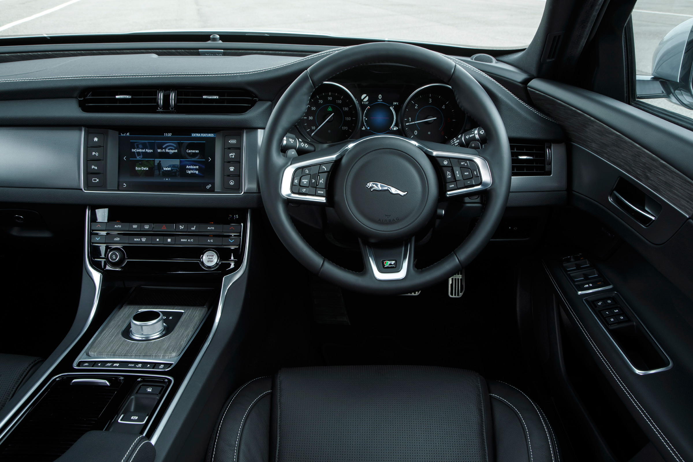 Jaguar XF 2.0d 2016 - interior