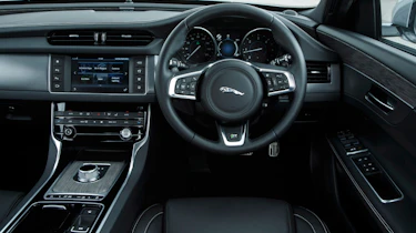 Jaguar XF 2.0d 2016 - interior