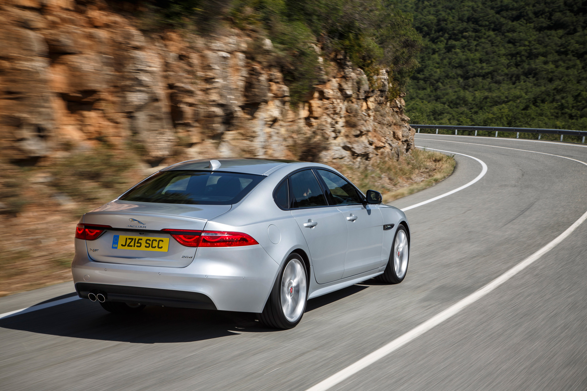 Jaguar XF 2.0d 2016 - rear tracking