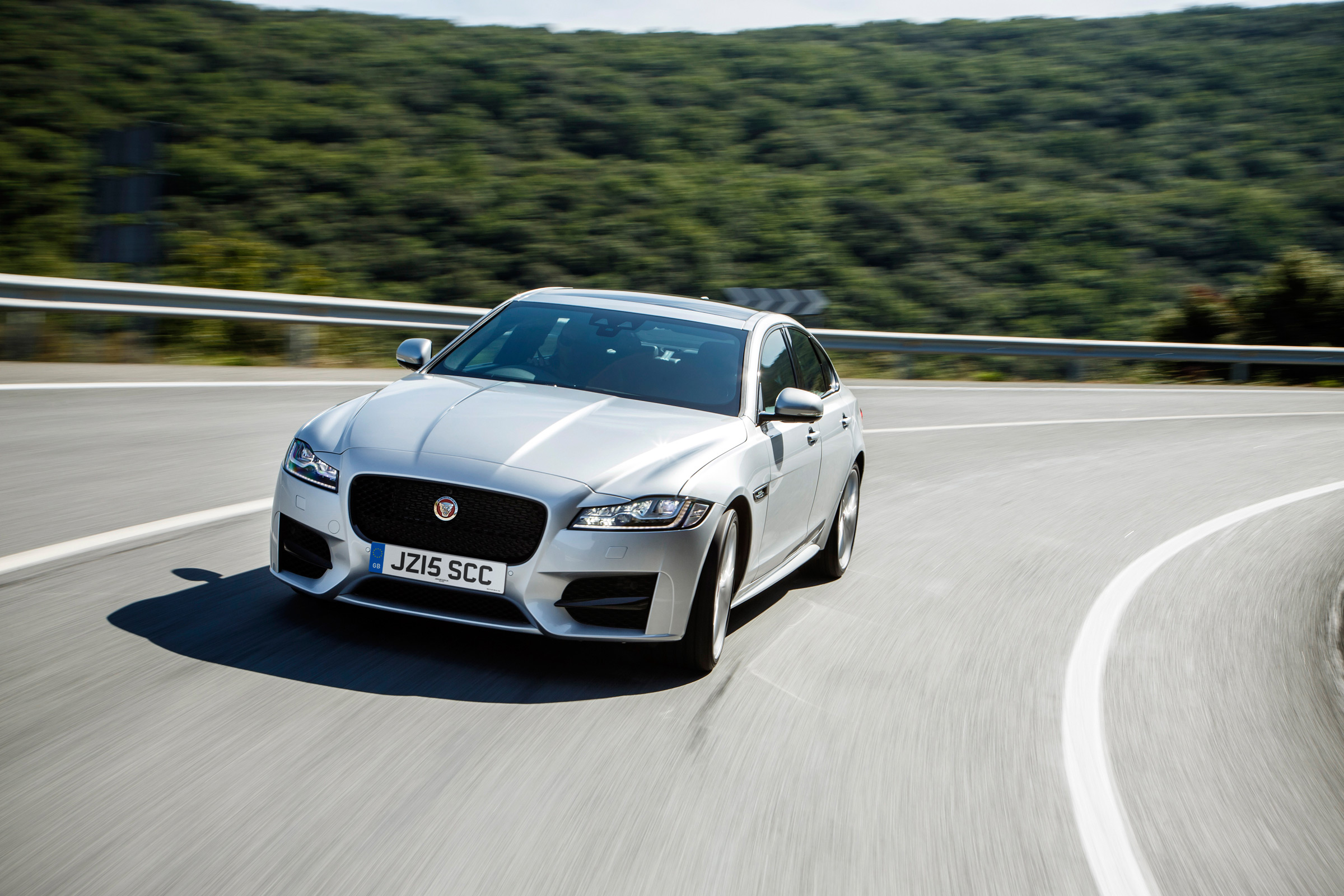 Jaguar XF 2.0d 2016 - front cornering