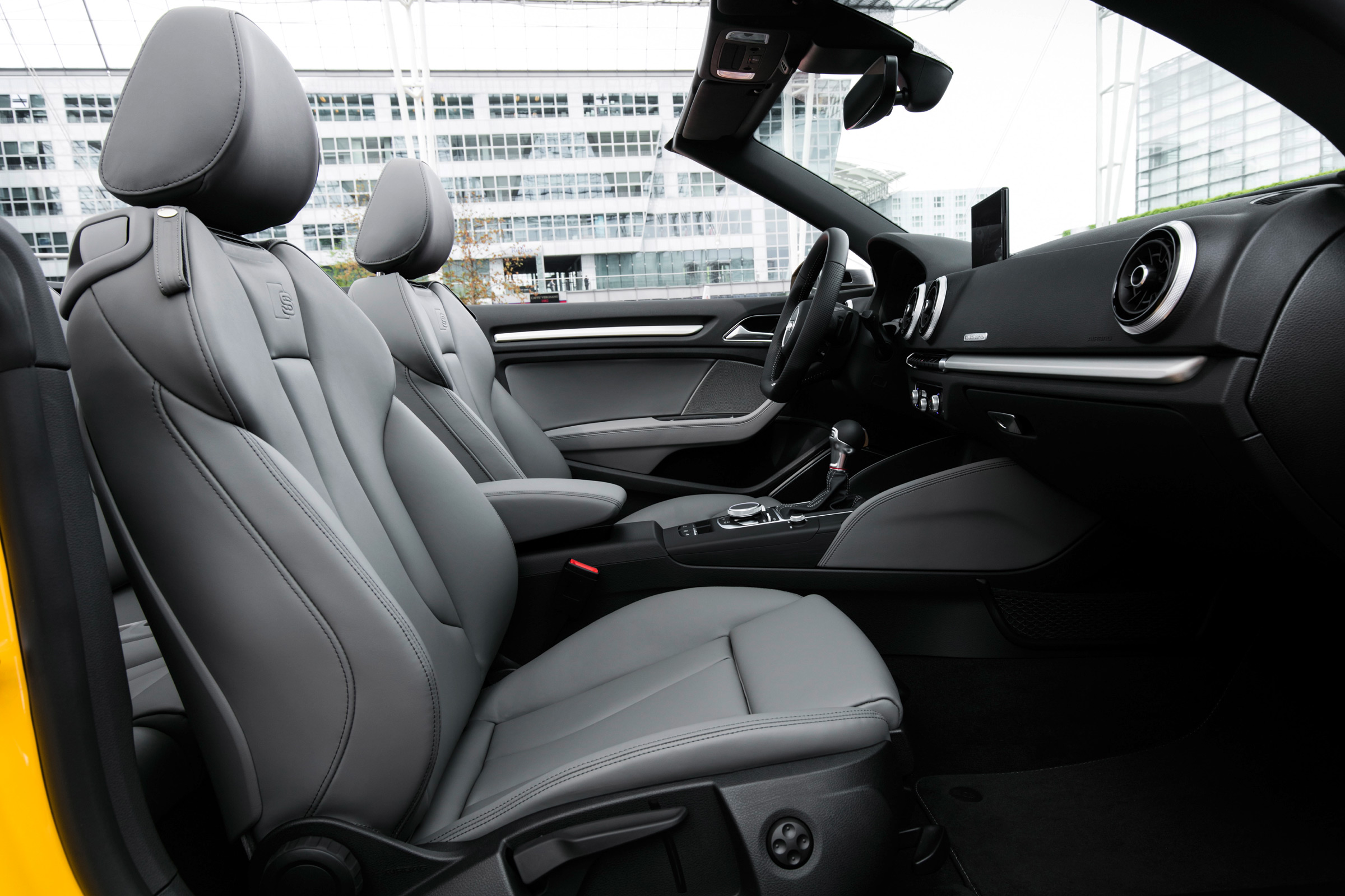 Audi S3 Cabriolet 2016 - front seats