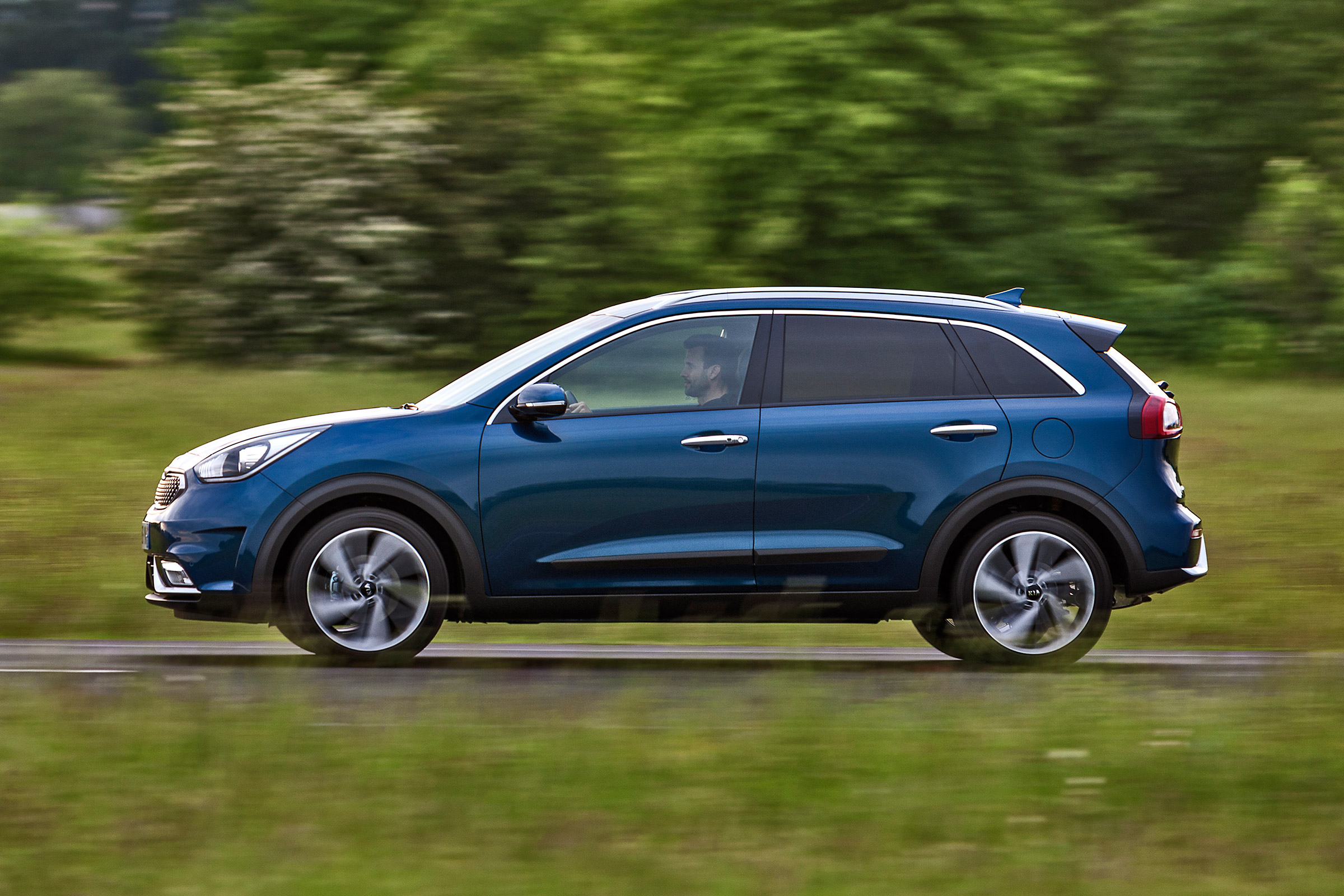Kia Niro - side action