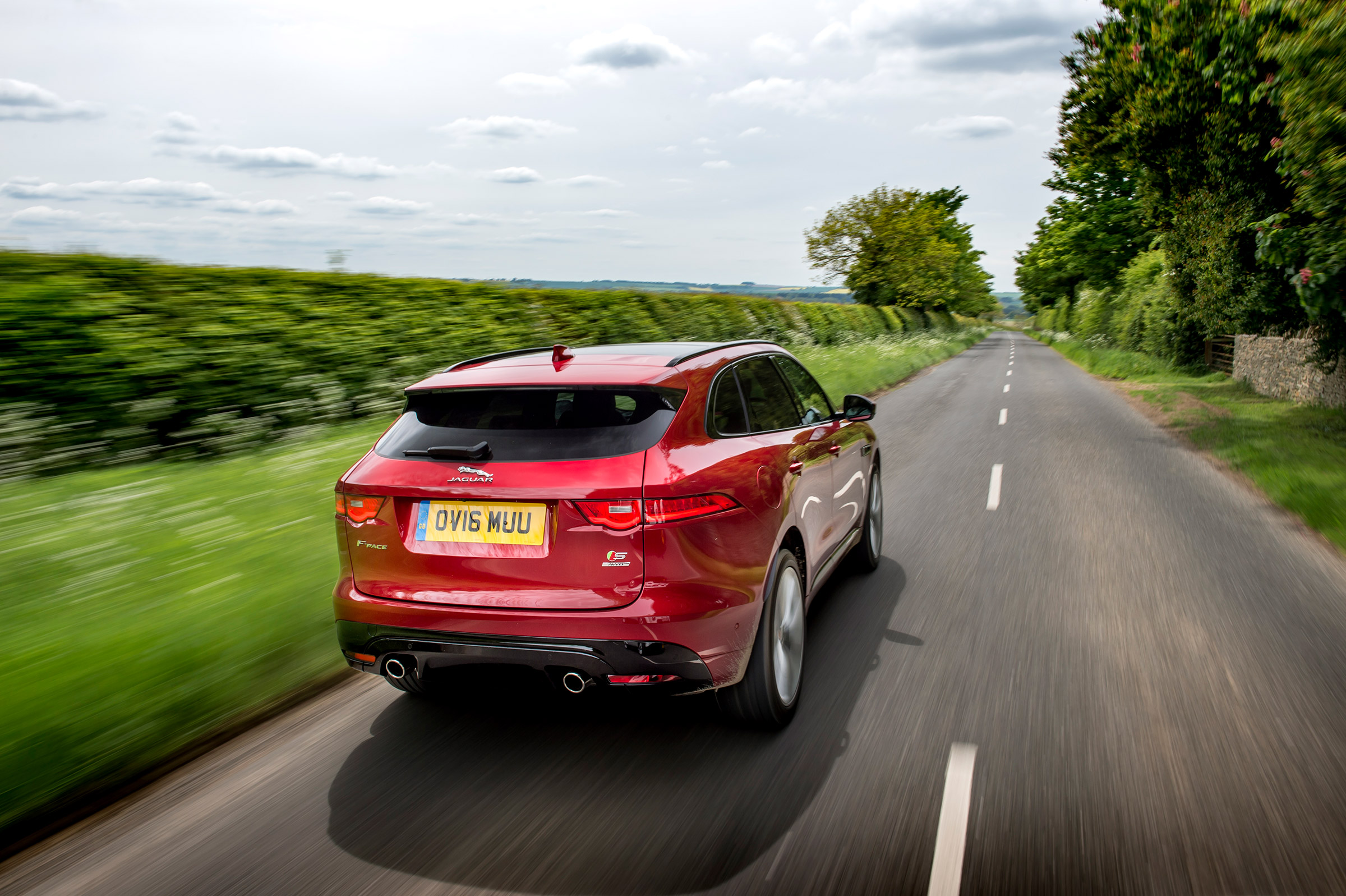 Jaguar F-Pace 3.0d V6 S - rear panning