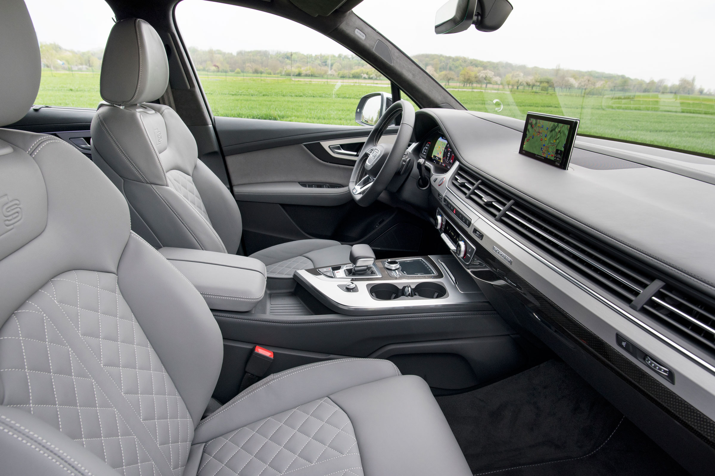 Audi SQ7 - front seats