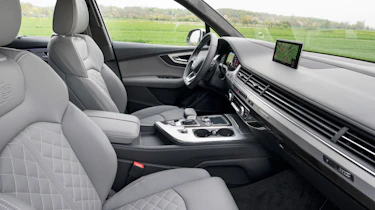 Audi SQ7 - front seats
