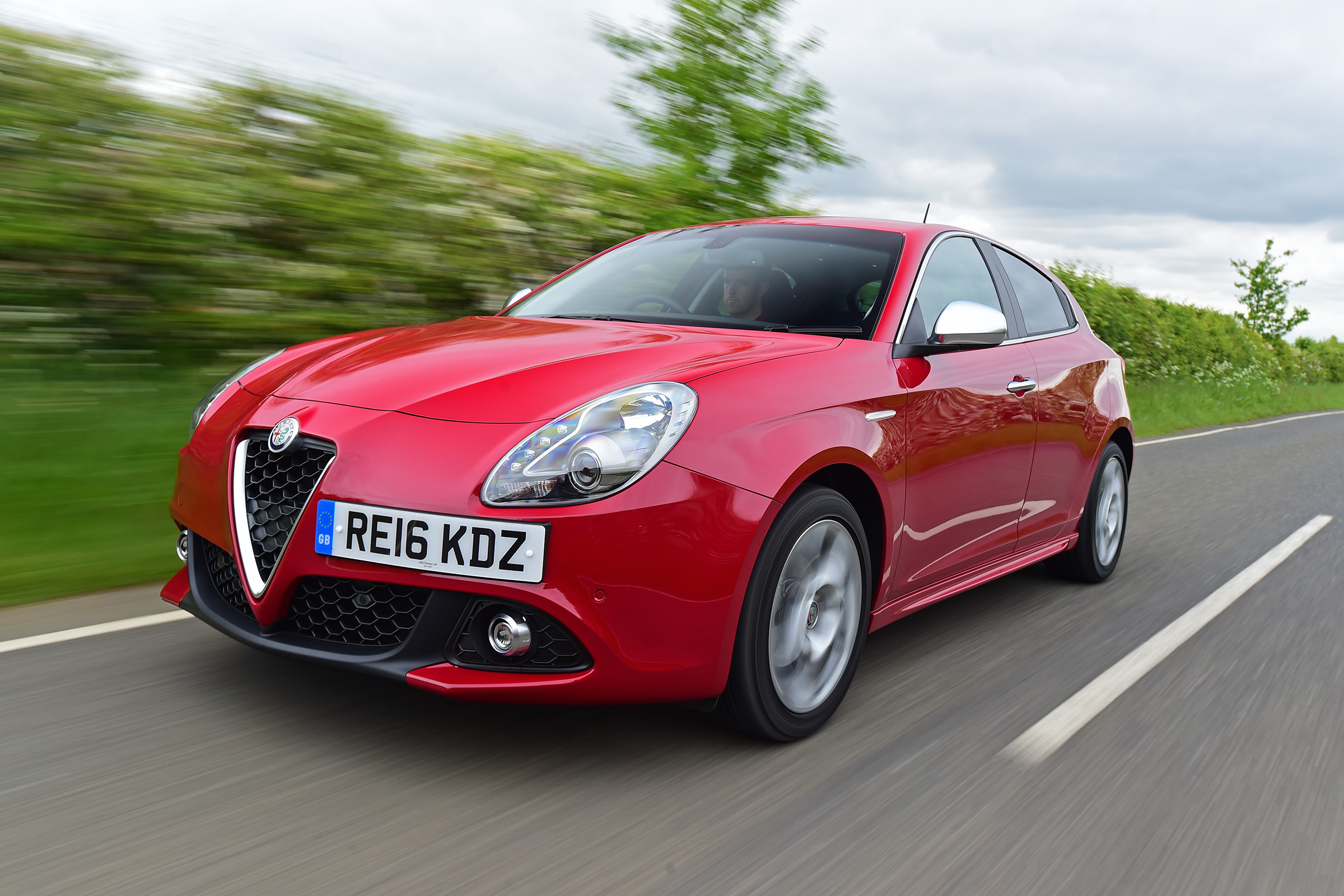 Alfa Romeo Giulietta 2016 facelifted - front tracking 2