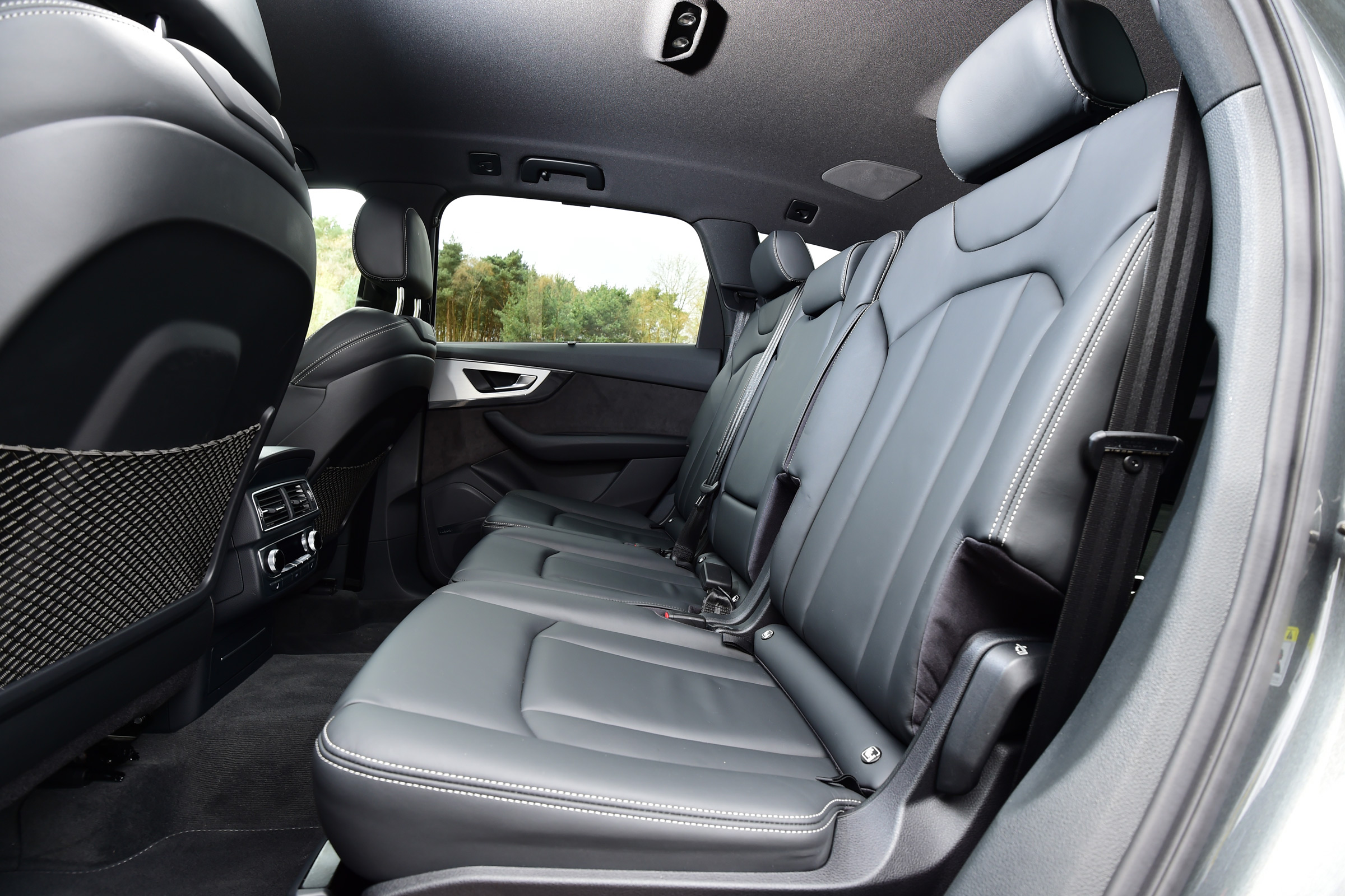 Audi Q7 2016 - rear seats
