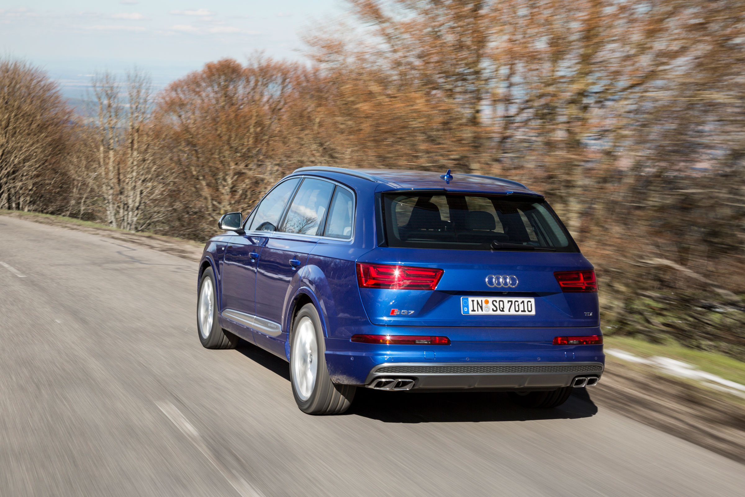 Audi SQ7 - rear driving