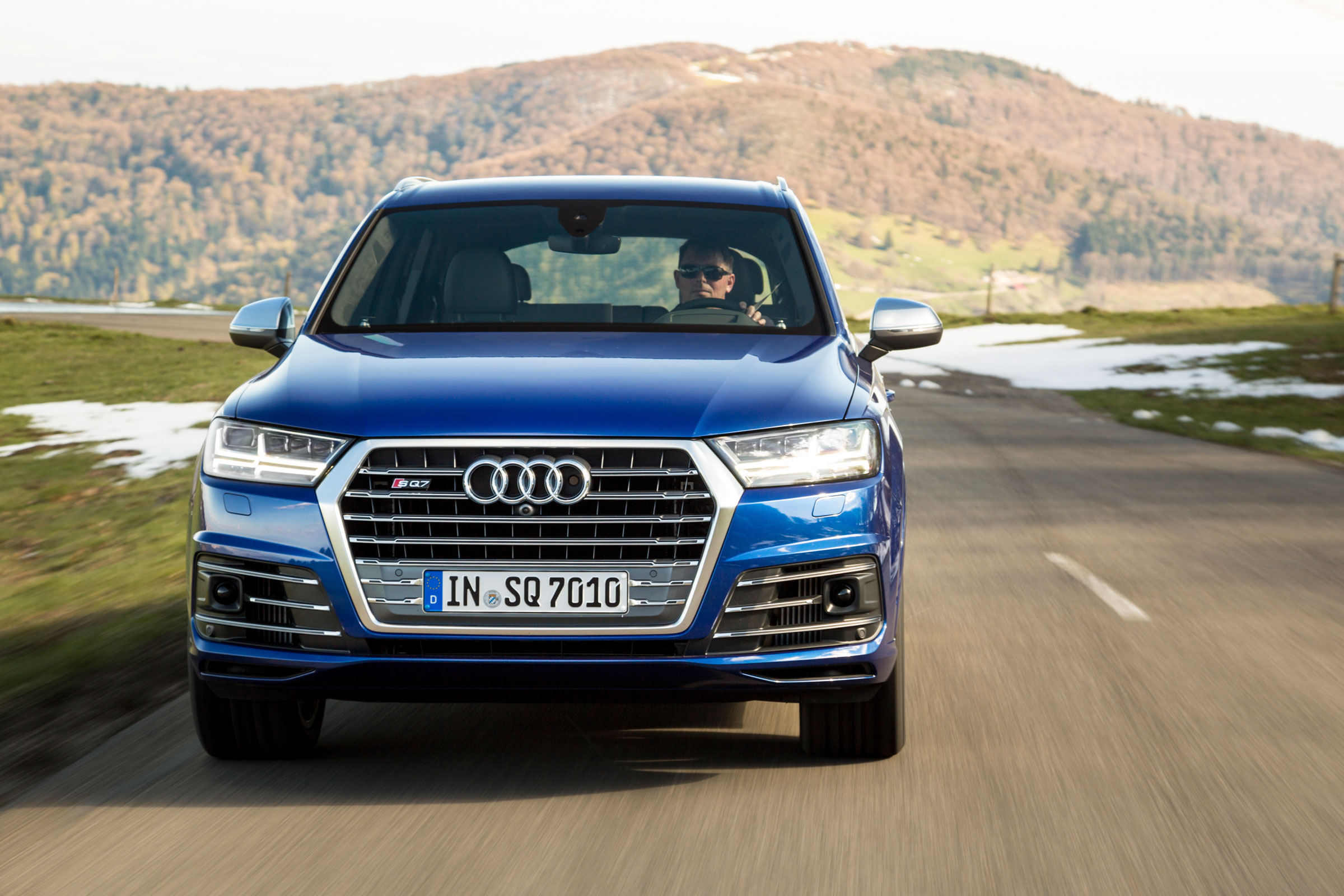Audi SQ7 - head on