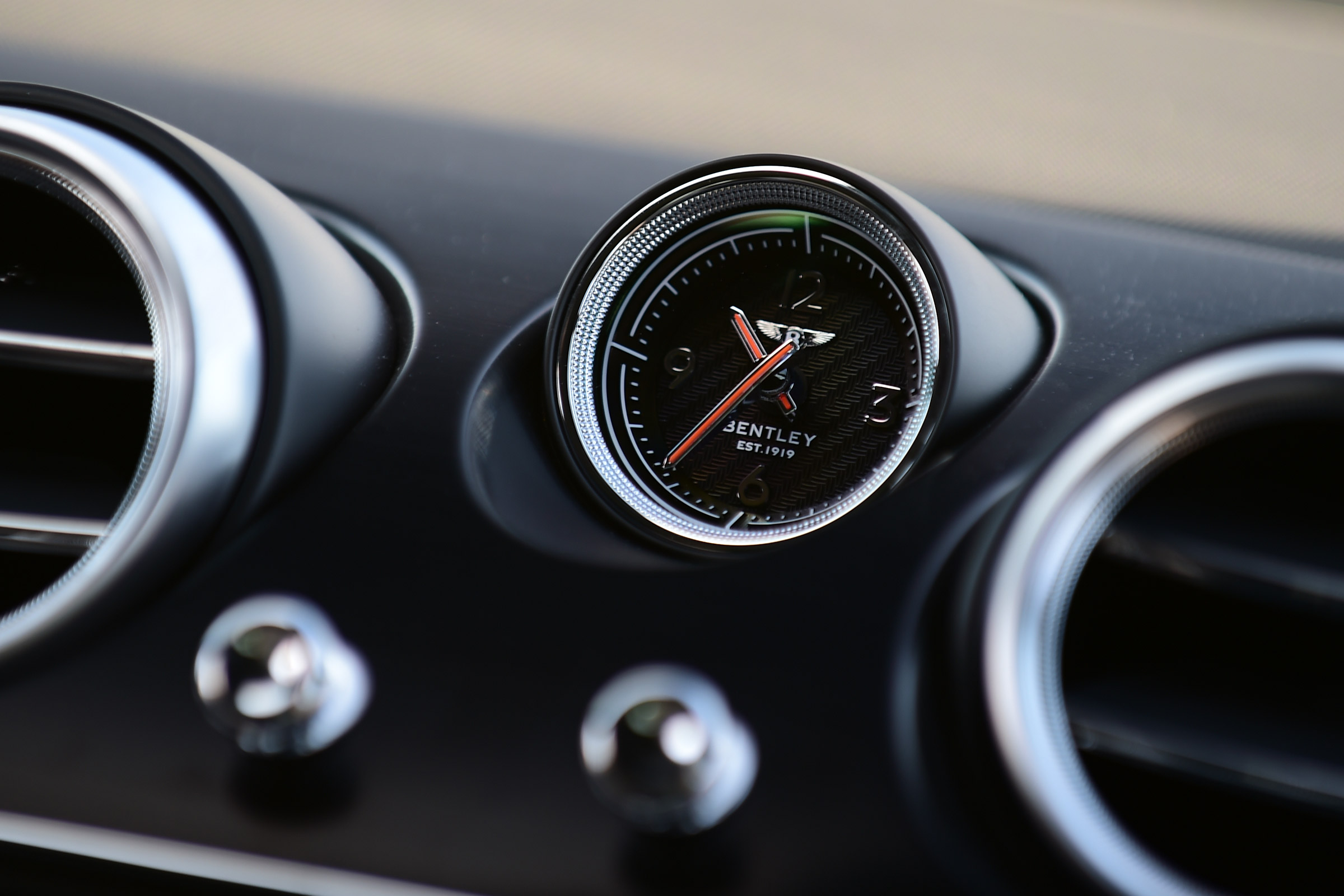 Bentley Bentayga - clock