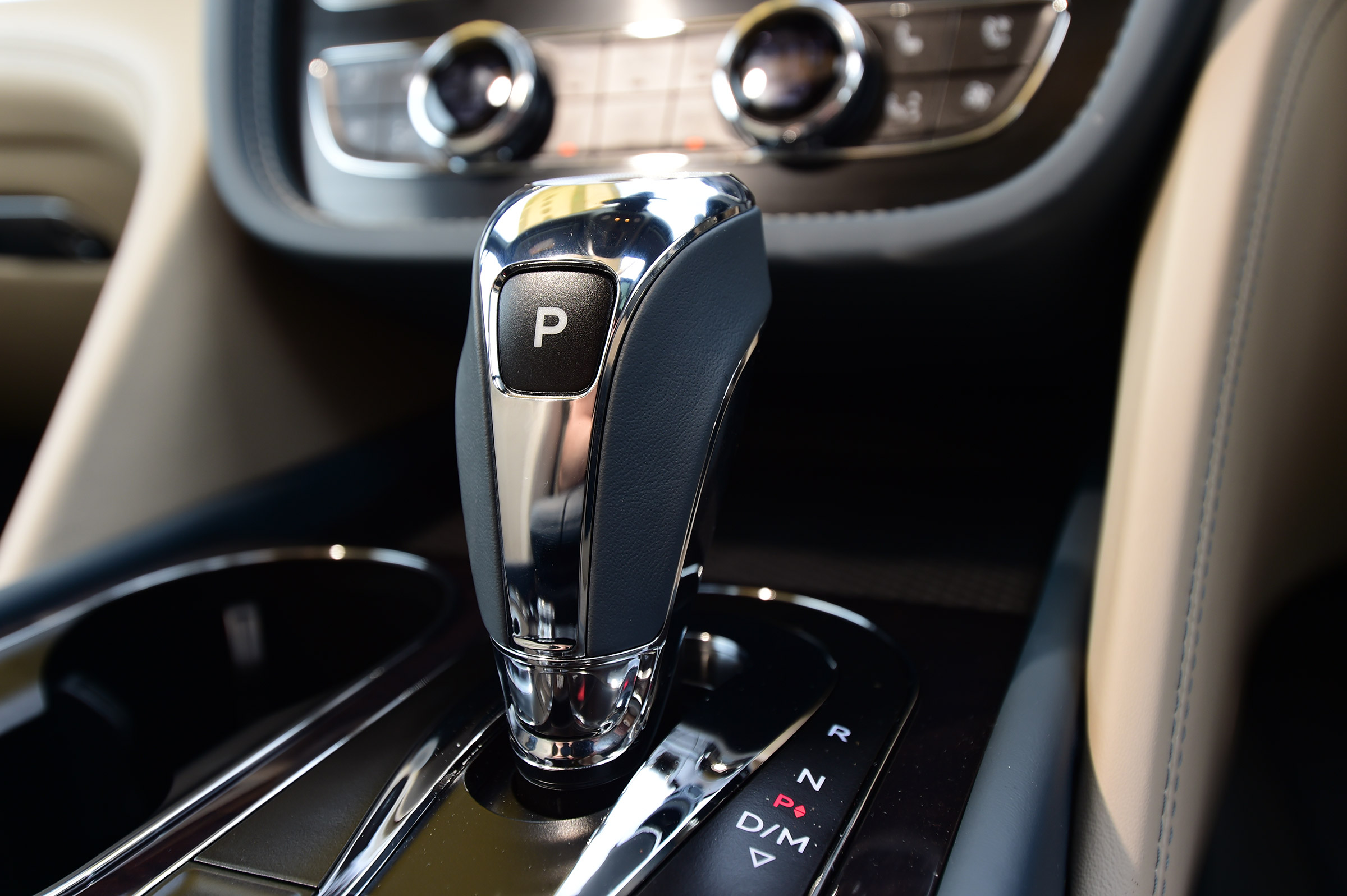 Bentley Bentayga - gear stick